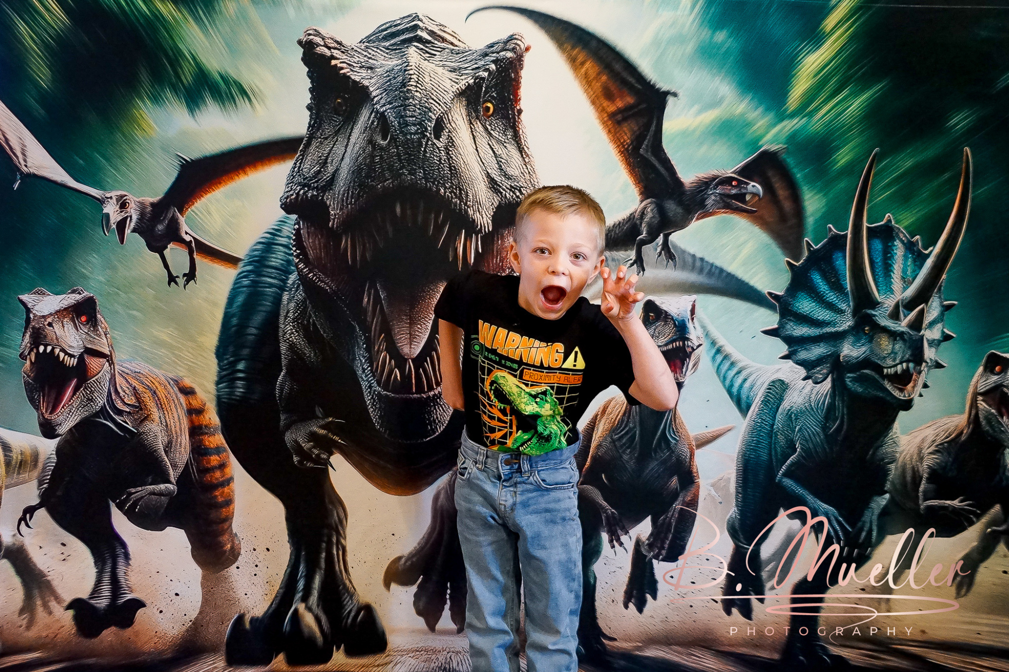 Un petit garçon court devant un fond rempli de dinosaures