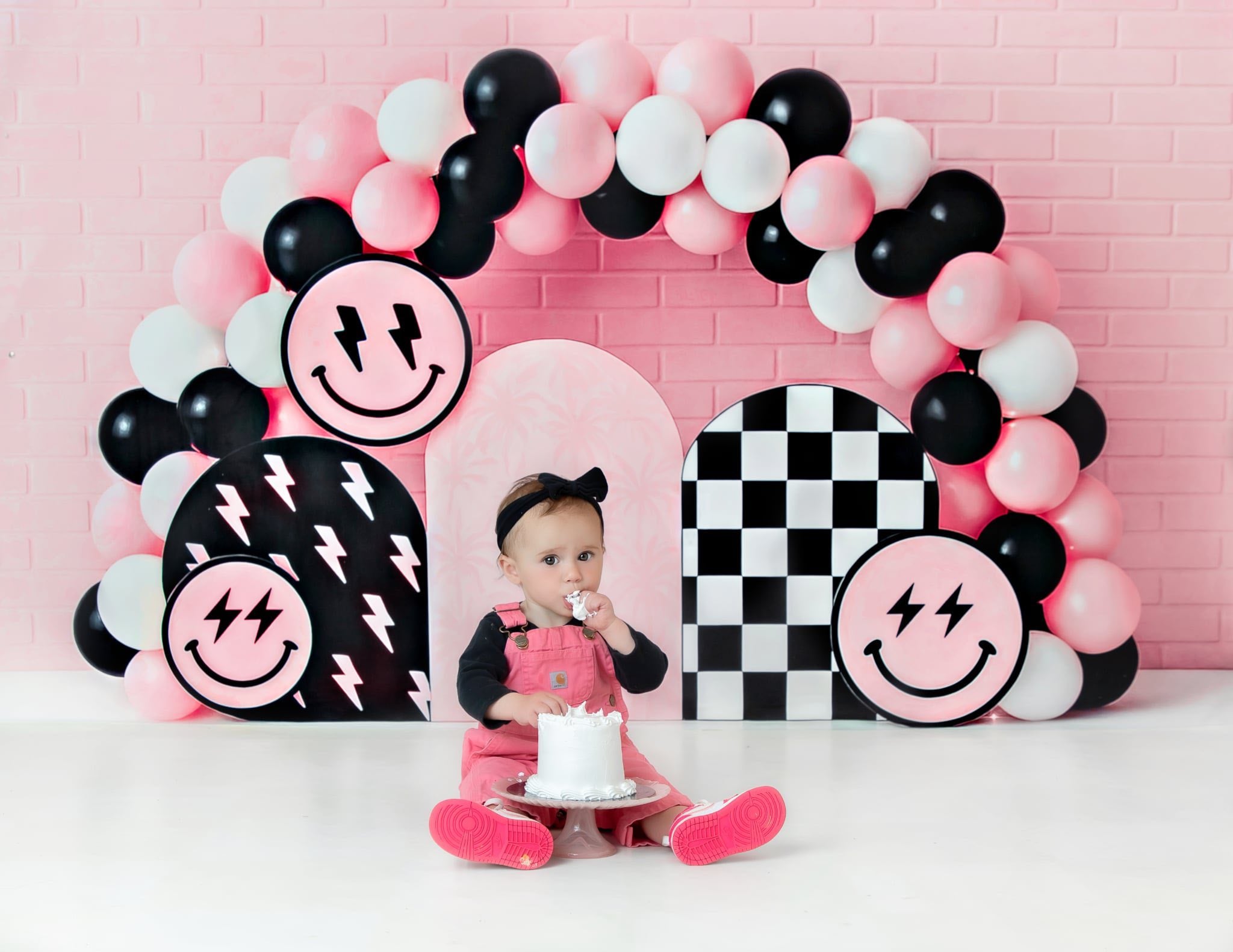 Kate Anniversaire Sourire Rose Ballons Arche Toile de fond conçu par Ashley Paul - Kate Backdrop FR