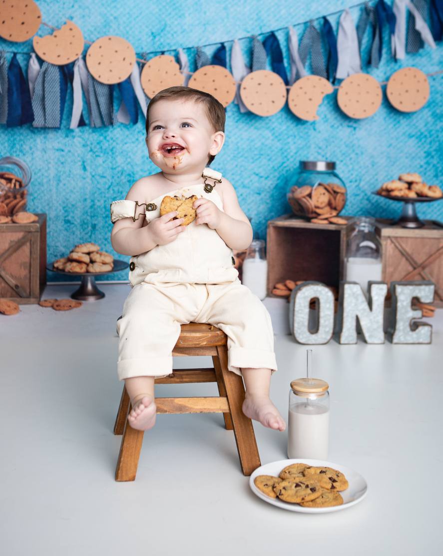 Kate Mur Bleu Biscuits Lait Anniversaire Enfant Toile de fond conçu par Melissa King