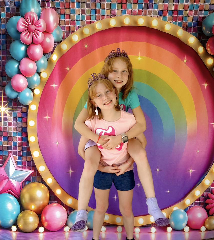 Kate Anniversaire Coloré Arc-en-ciel Ballons Toile de fond conçu par Ashley Paul - Kate Backdrop FR