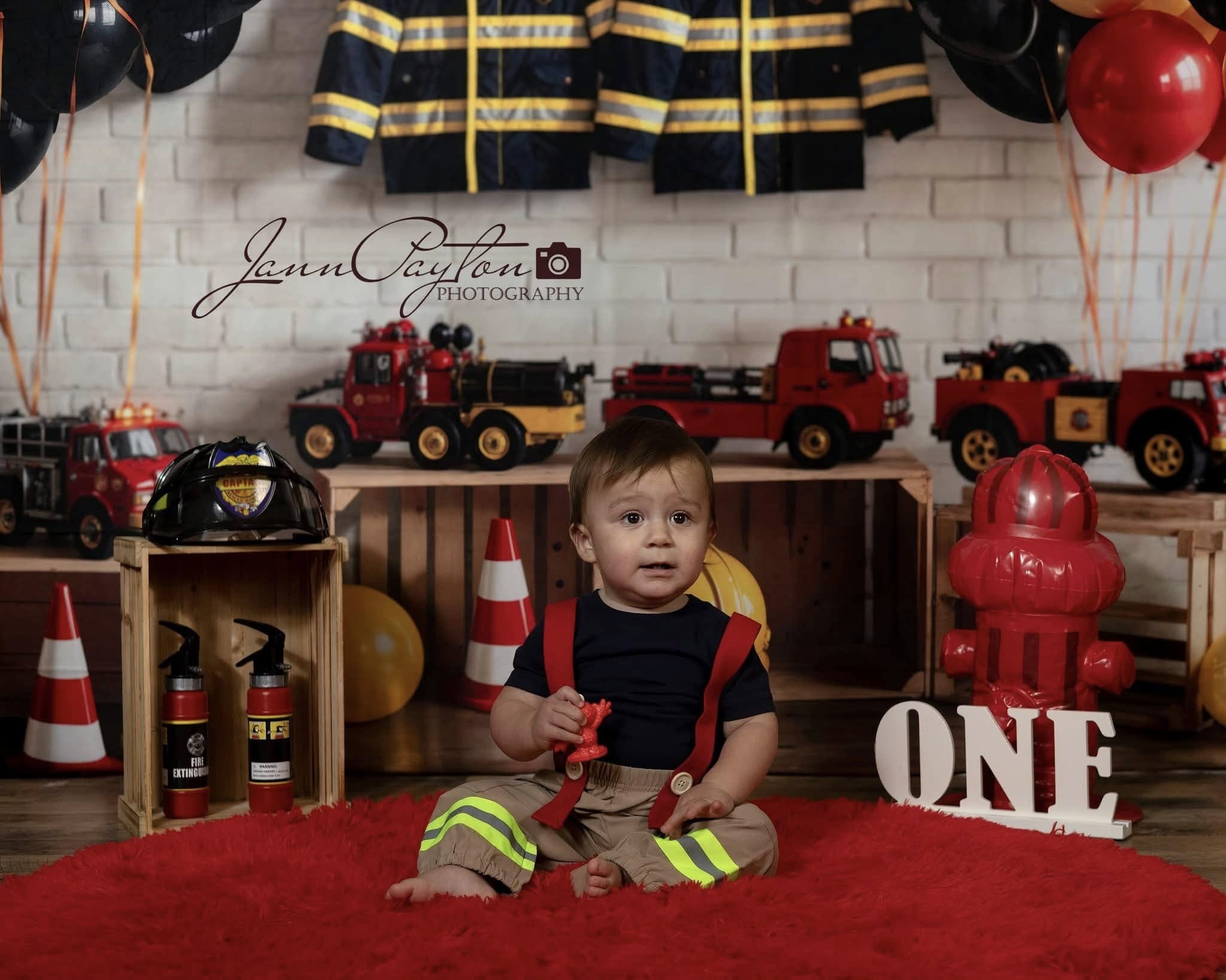 Kate Anniversaire Pompiers Voiture-jouet Uniforme Toile de fond conçue par GQ - Kate Backdrop FR