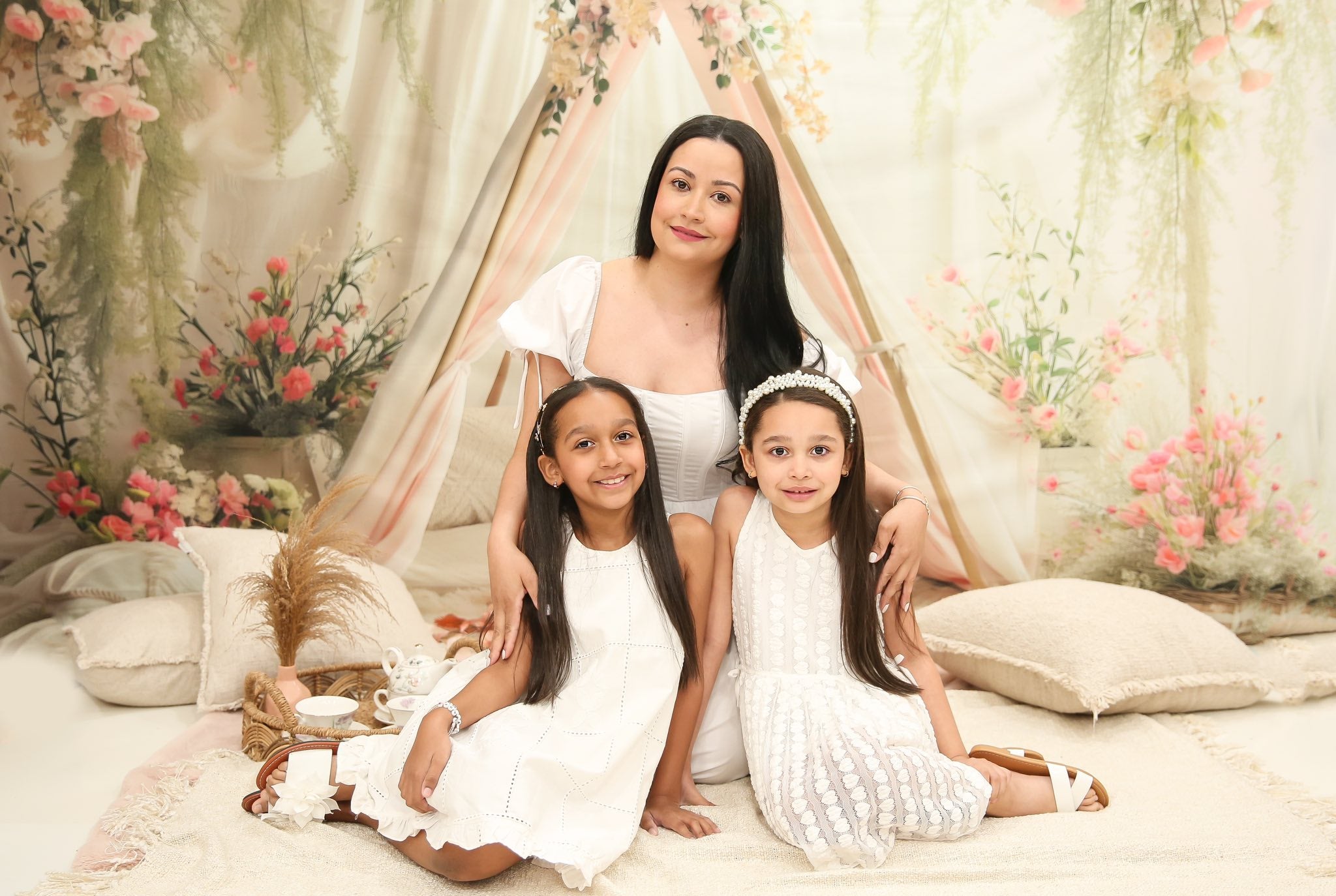 Kate Blanc Printemps Tipi Fleurs Toile de fond conçue par Patty Roberts - Kate Backdrop FR
