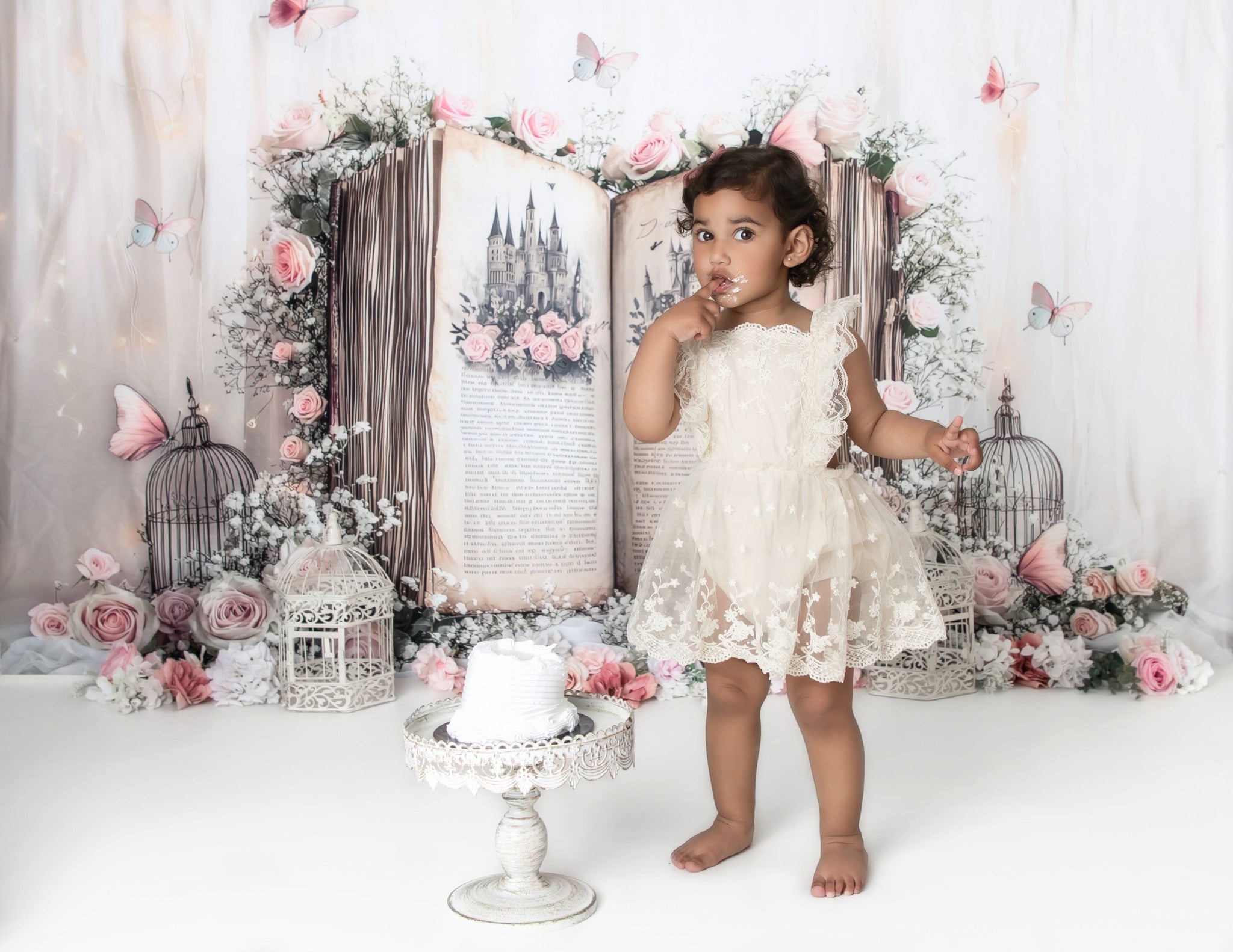 Kate Conte de fées Livre Fleurs Papillons Toile de fond conçu par Ashley Paul - Kate Backdrop FR