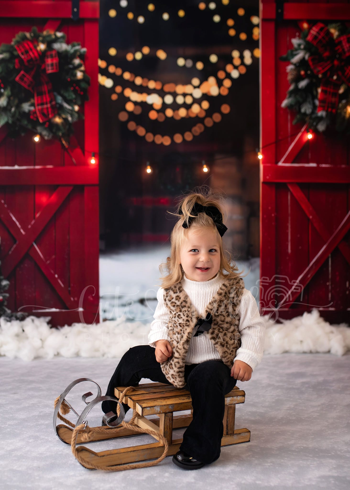 Offres Éclair #4 Kate Noël Nuit Rouge Porte de grange Neige Toile de fond conçue par Emetselch - Kate Backdrop FR