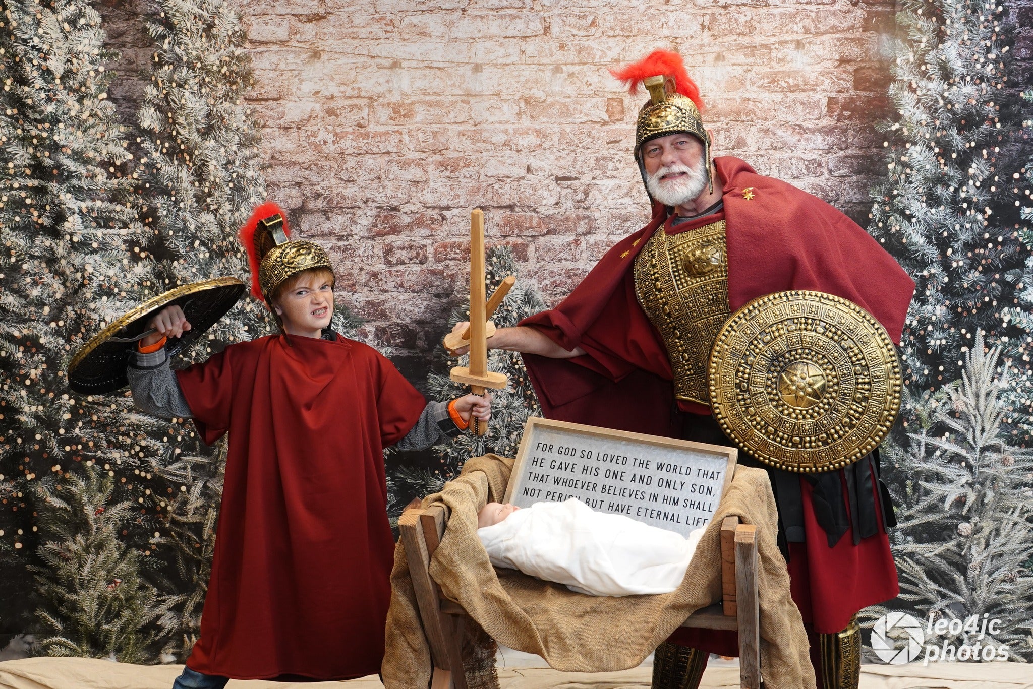 Kate Noël Extérieur Clôture Arbres Lumières Toile de fond conçue par Abbas Studio - Kate Backdrop FR