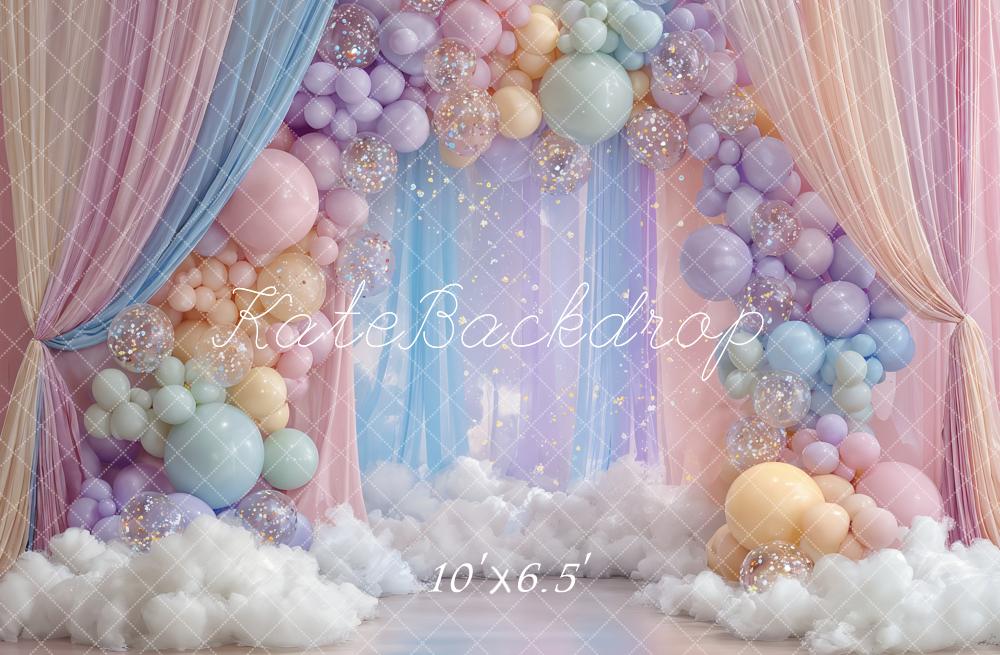 Kate Arc Ballons Pastel Rideaux Nuages Toile de fond conçue par Ashley Paul - Kate Backdrop FR