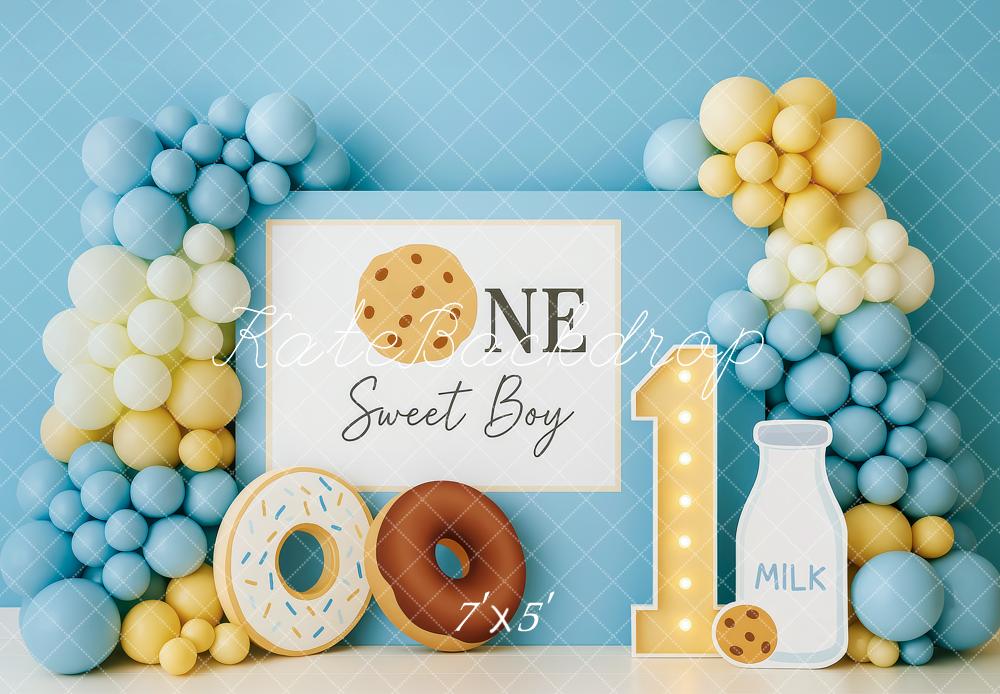 Kate Anniversaire Garçon Ballons Donut Lait Toile de fond conçue par Patty Roberts - Kate Backdrop FR