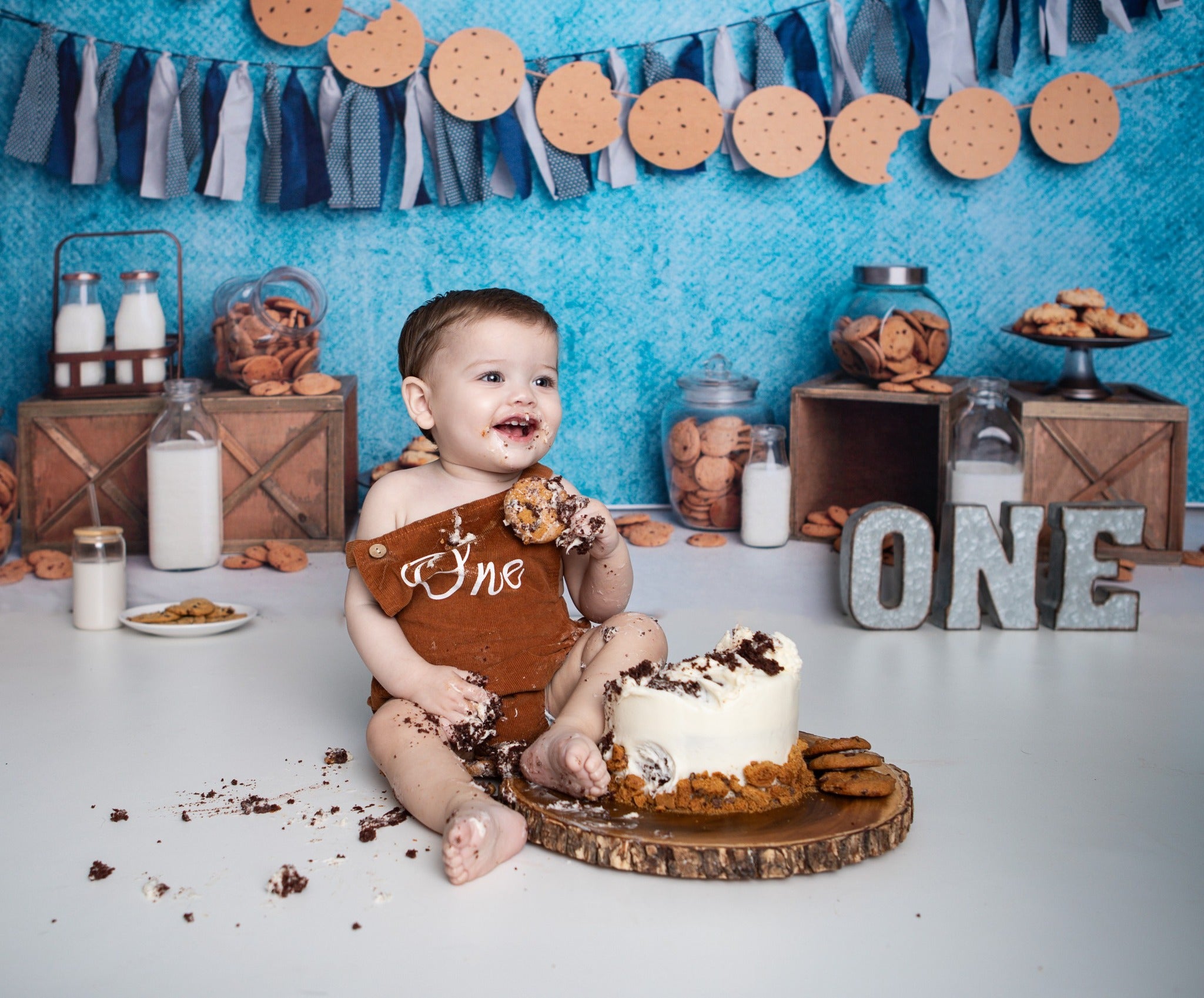 Kate Mur Bleu Biscuits Lait Anniversaire Enfant Toile de fond conçu par Melissa King