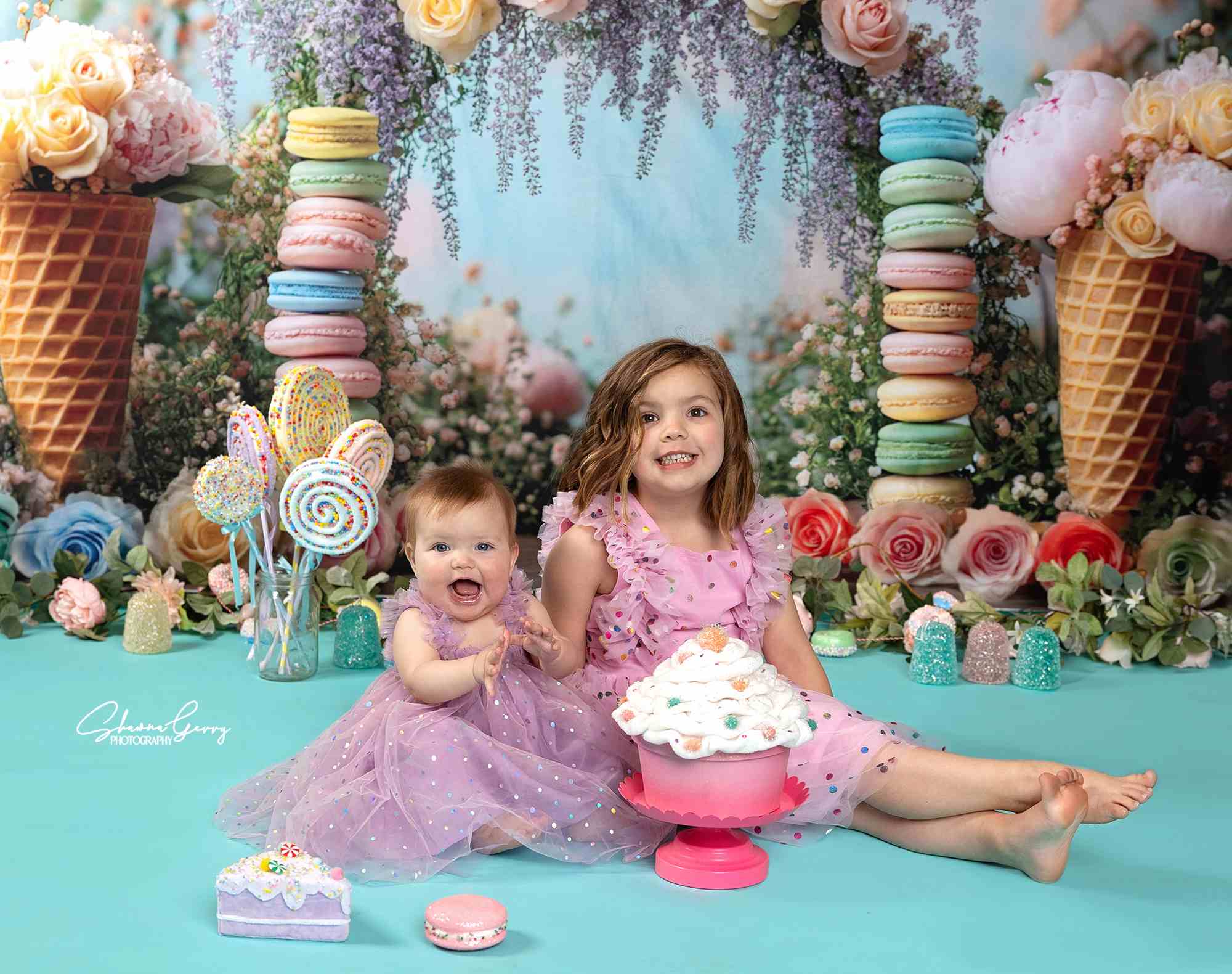 Kate Printemps Macarons Crème glacée Fleurs Toile de fond conçue par Mini MakeBelieve - Kate Backdrop FR