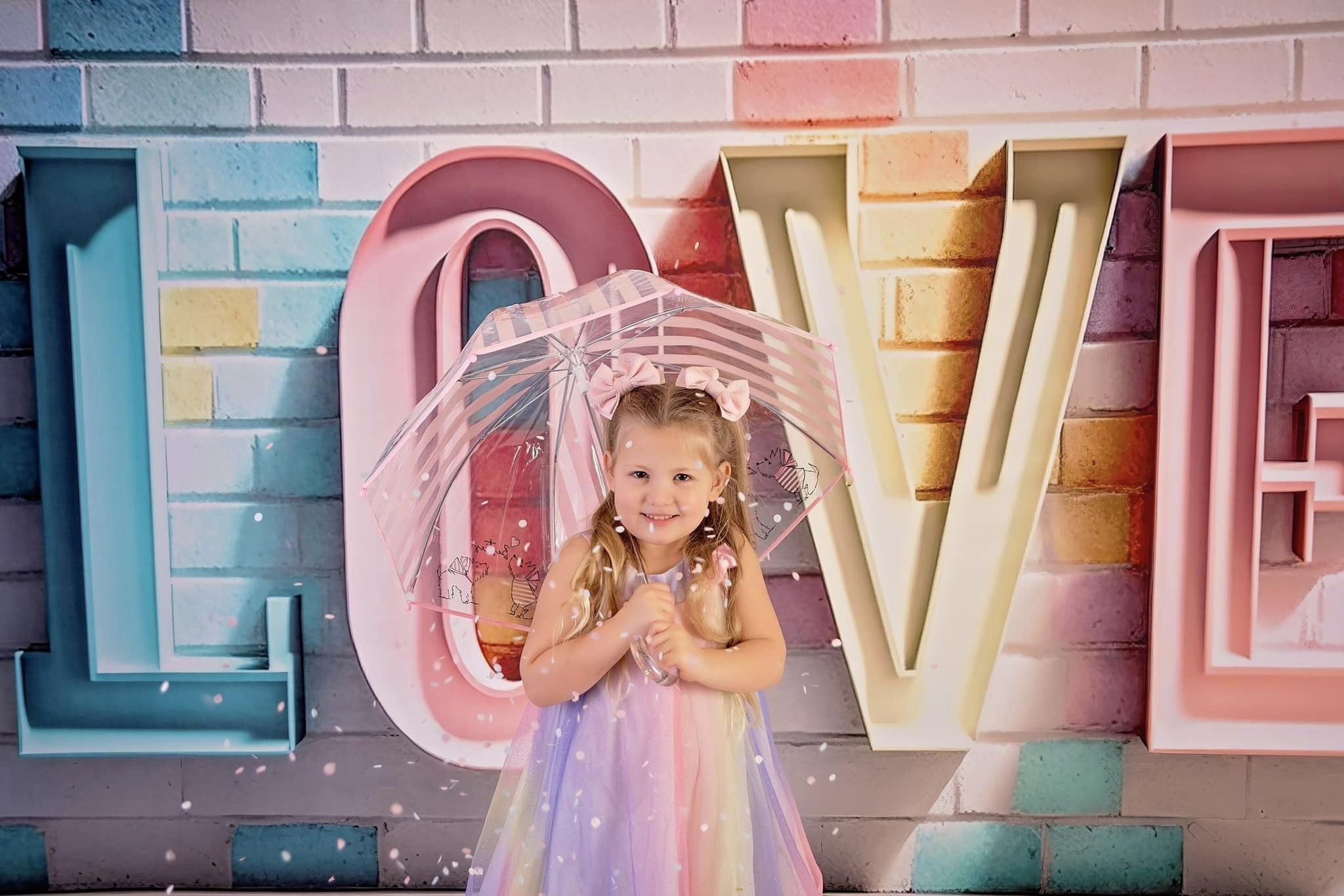 Kate Pastel Métal Lettres d'amour Mur de briques Toile de fond conçue par Mini MakeBelieve - Kate Backdrop FR