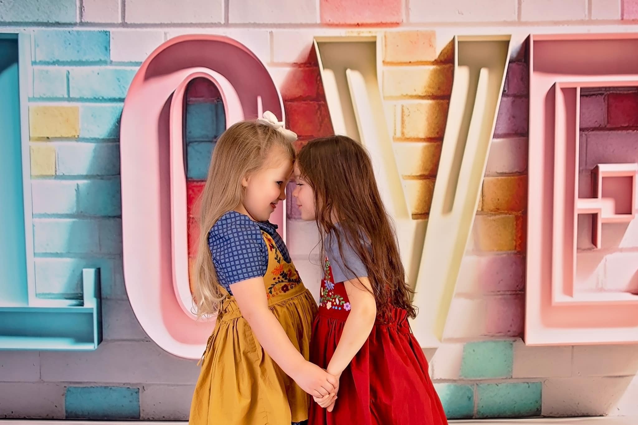 Kate Pastel Métal Lettres d'amour Mur de briques Toile de fond conçue par Mini MakeBelieve - Kate Backdrop FR