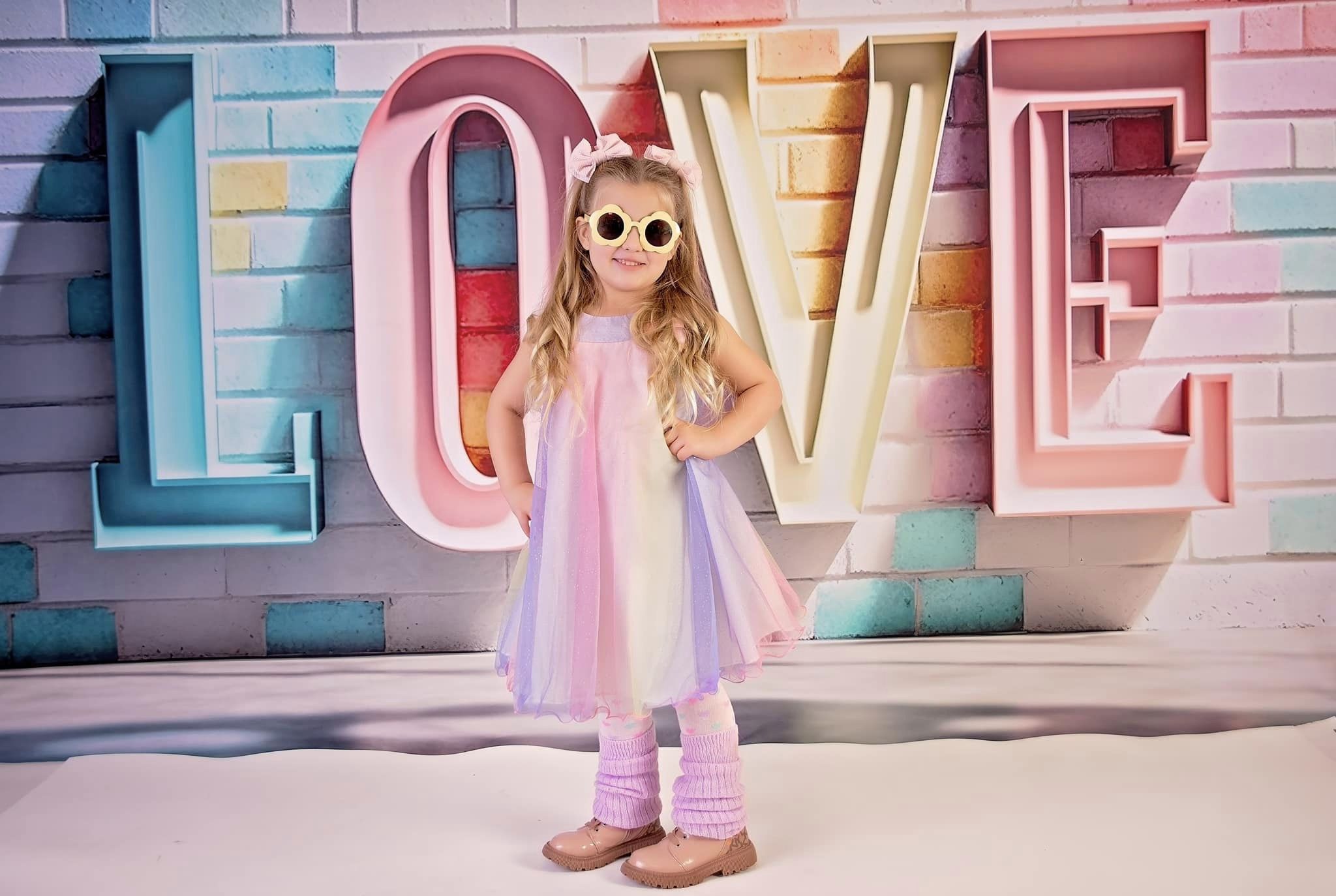 Kate Pastel Métal Lettres d'amour Mur de briques Toile de fond conçue par Mini MakeBelieve - Kate Backdrop FR