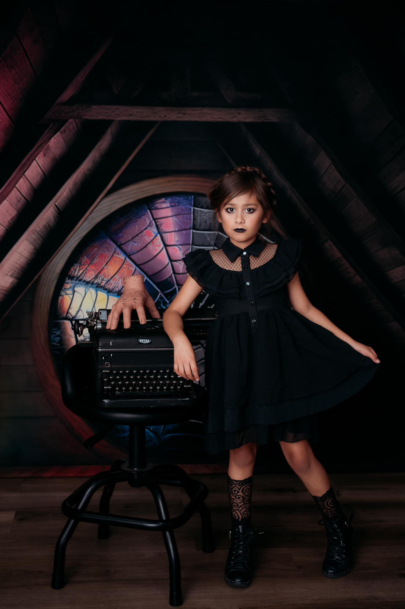 Kate Halloween Grenier Toile d'araignée Fenêtre Toile de fond conçue par Mini MakeBelieve - Kate Backdrop FR