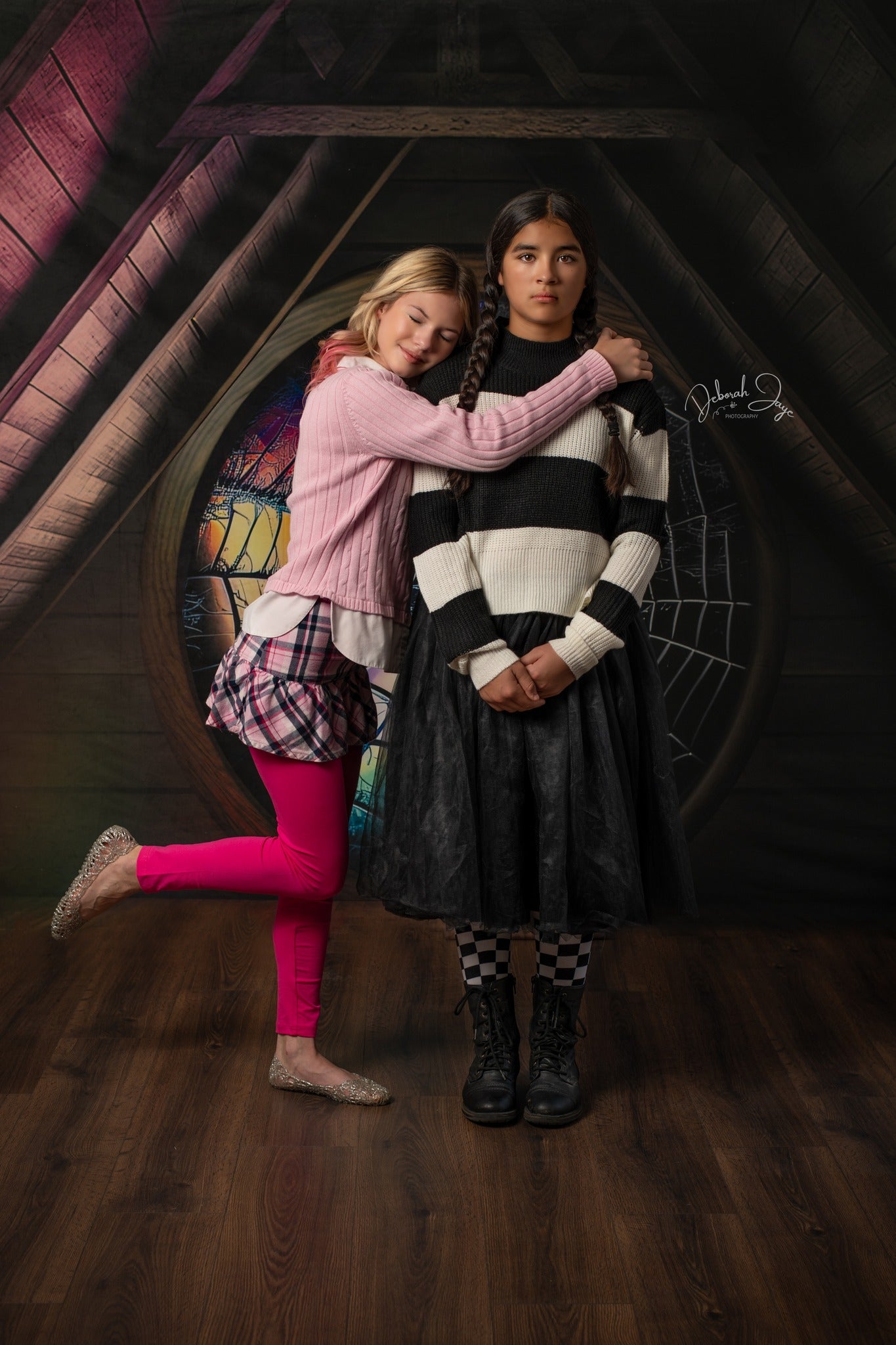 Kate Halloween Grenier Toile d'araignée Fenêtre Toile de fond conçue par Mini MakeBelieve - Kate Backdrop FR