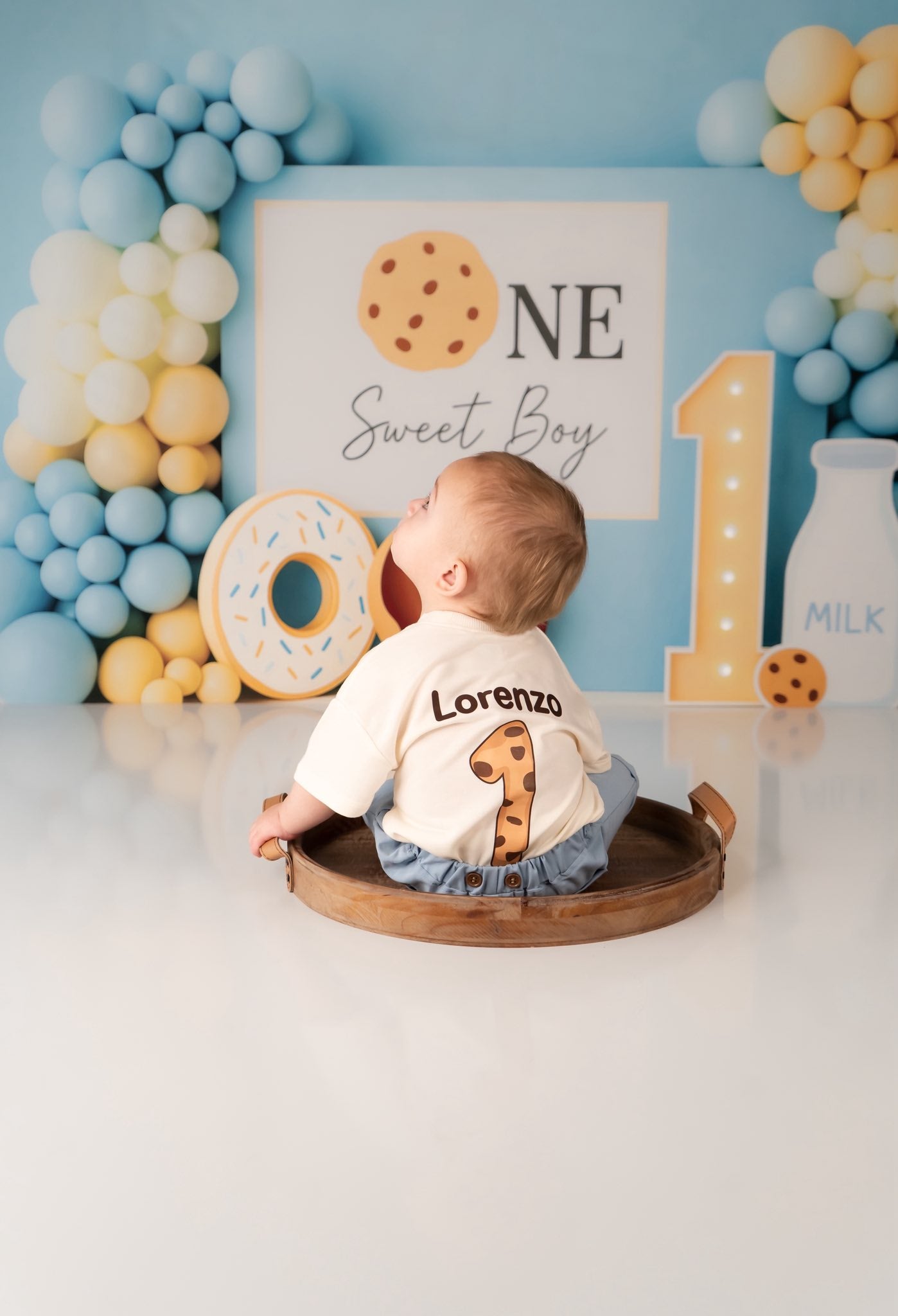 Kate Anniversaire Garçon Ballons Donut Lait Toile de fond conçue par Patty Roberts - Kate Backdrop FR