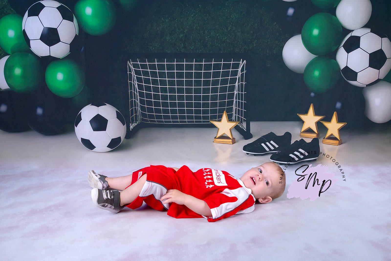 Kate Anniversaire Football Ballon Vert Toile de fond conçue par Patty Roberts