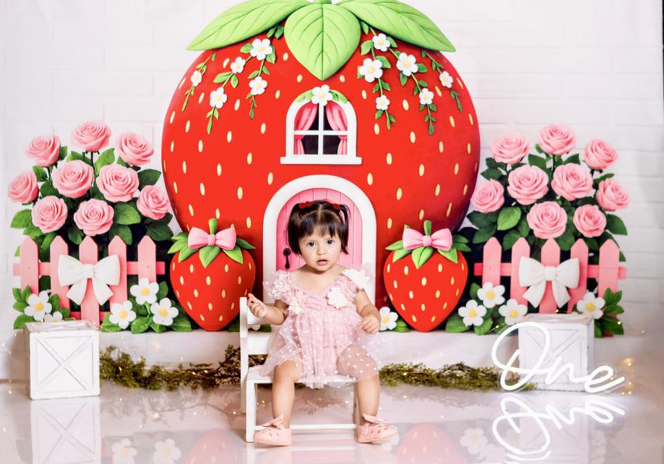 Kate Anniversaire Fraise Maison Fleur Toile de fond conçu par Ashley Paul - Kate Backdrop FR