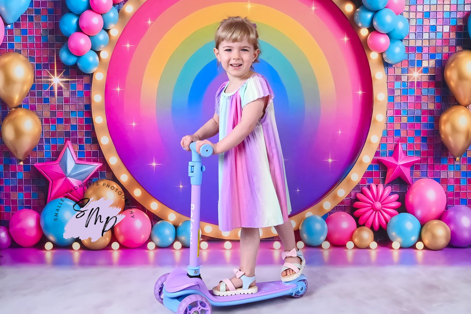 Kate Anniversaire Coloré Arc-en-ciel Ballons Toile de fond conçu par Ashley Paul - Kate Backdrop FR