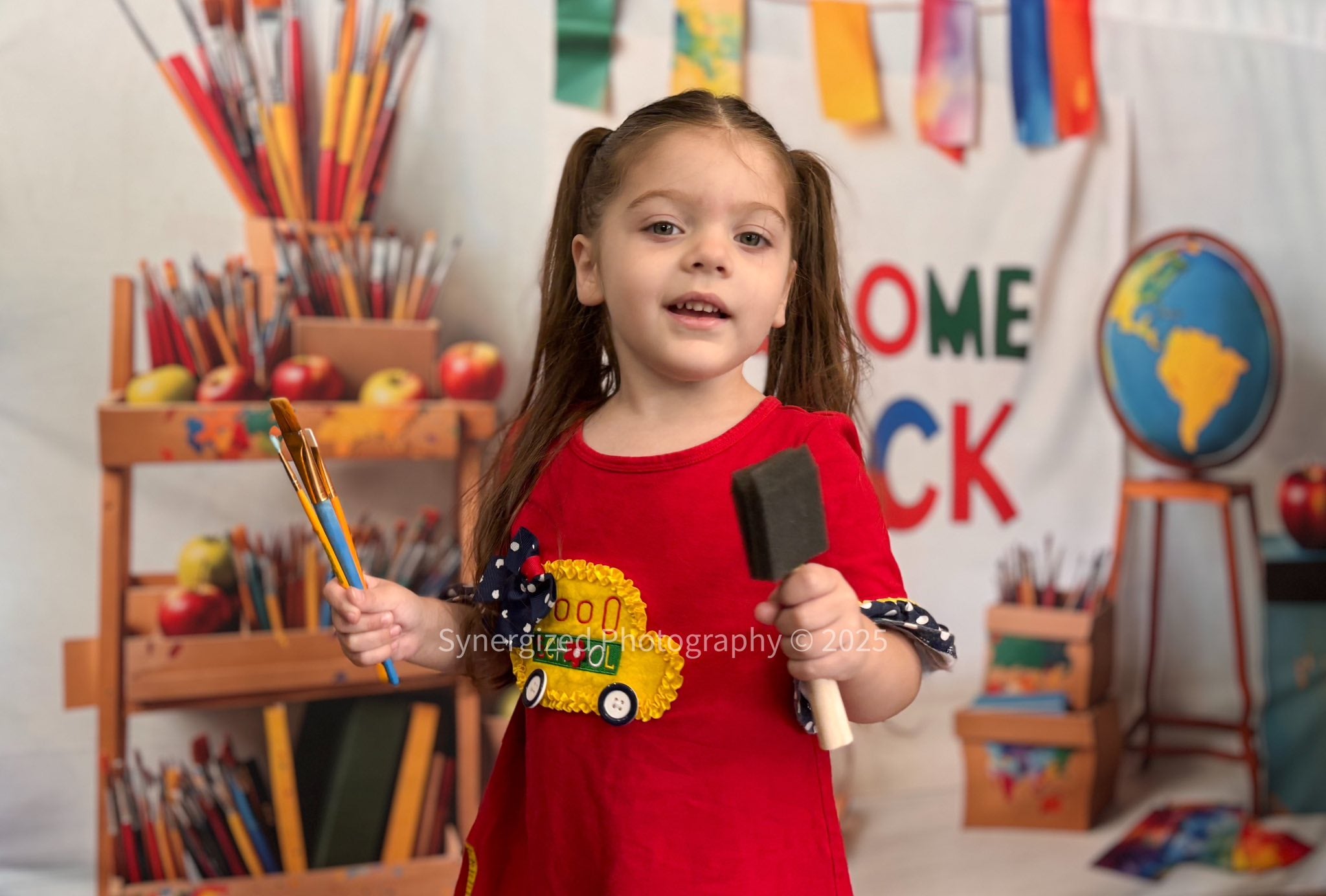 Kate Scolaire Art Pinceaux Globe Toile de fond conçue par Emetselch - Kate Backdrop FR