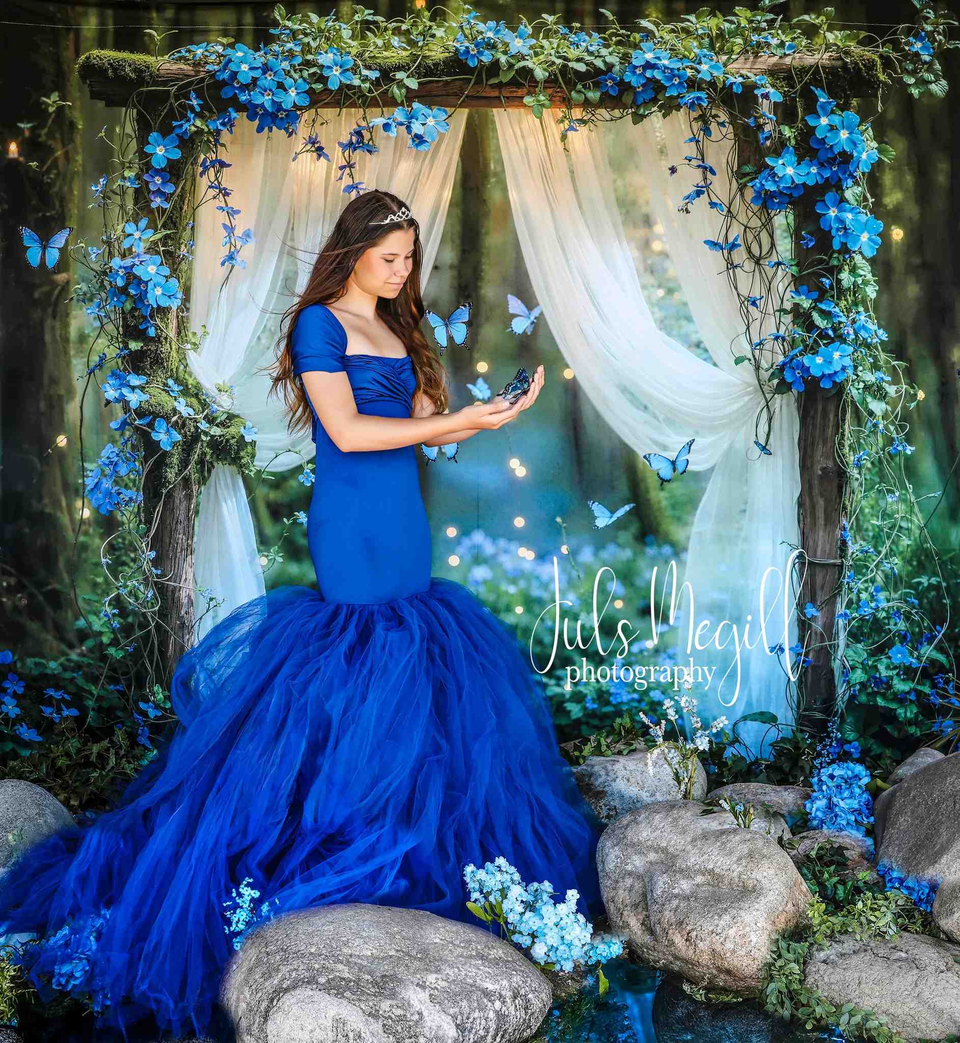 Kate Forêt Fleurs Bleues Conte de fées Toile de fond conçue par Chain Photographie