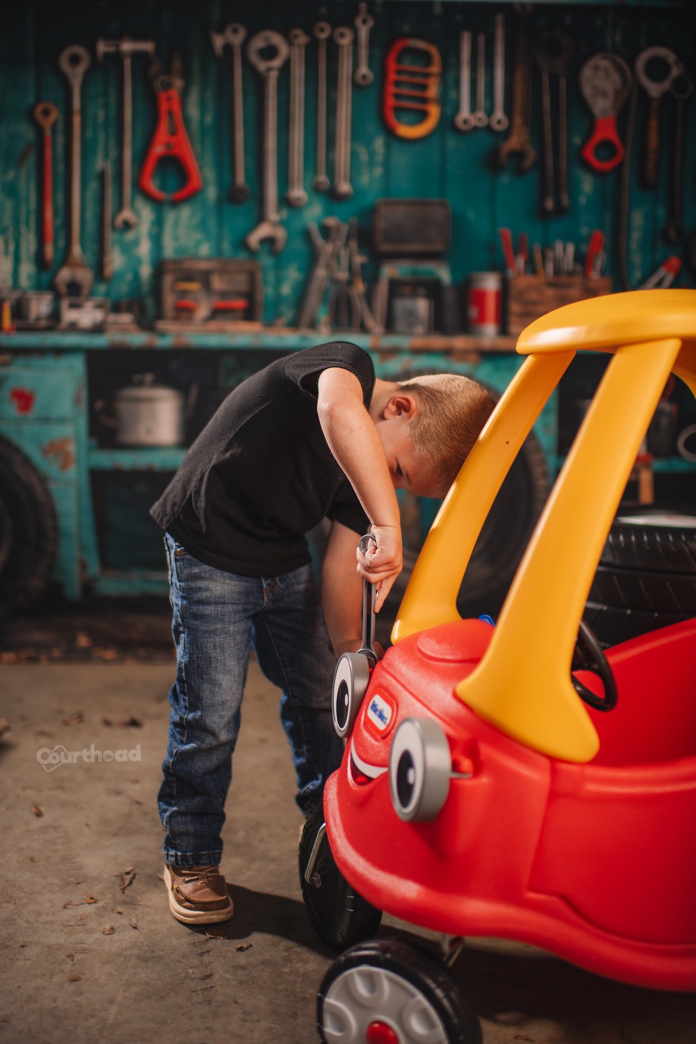 Kate Industriel Vintage Garage Outils Pneu Toile de fond conçue par Emetselch - Kate Backdrop FR