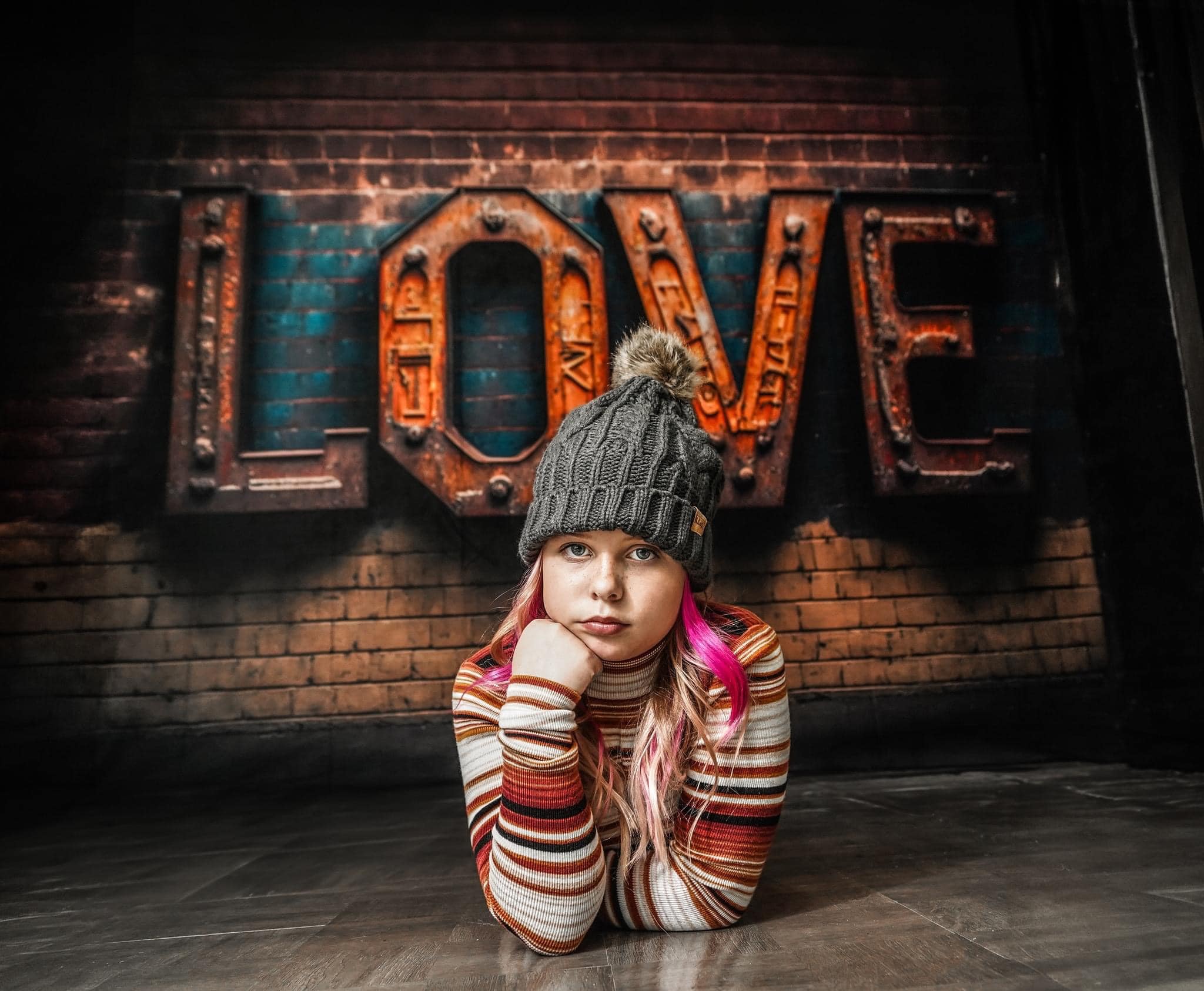 Kate Saint-Valentin Industriel LOVE Mur de briques Toile de fond conçue par Mini MakeBelieve - Kate Backdrop FR