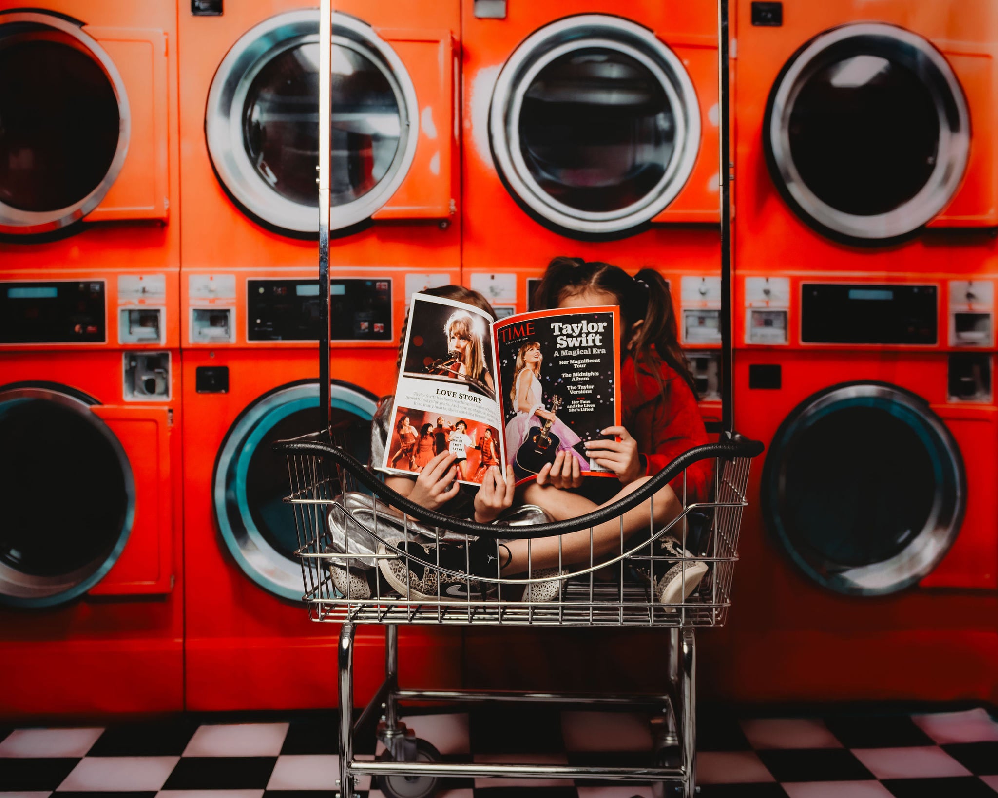 Kate Jour de lessive Rouge Salle de Machine à laver Toile de fond conçue par Emetselch - Kate Backdrop FR
