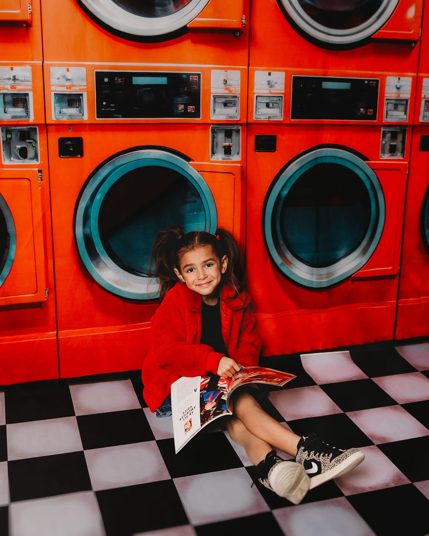 Kate Jour de lessive Rouge Salle de Machine à laver Toile de fond conçue par Emetselch - Kate Backdrop FR