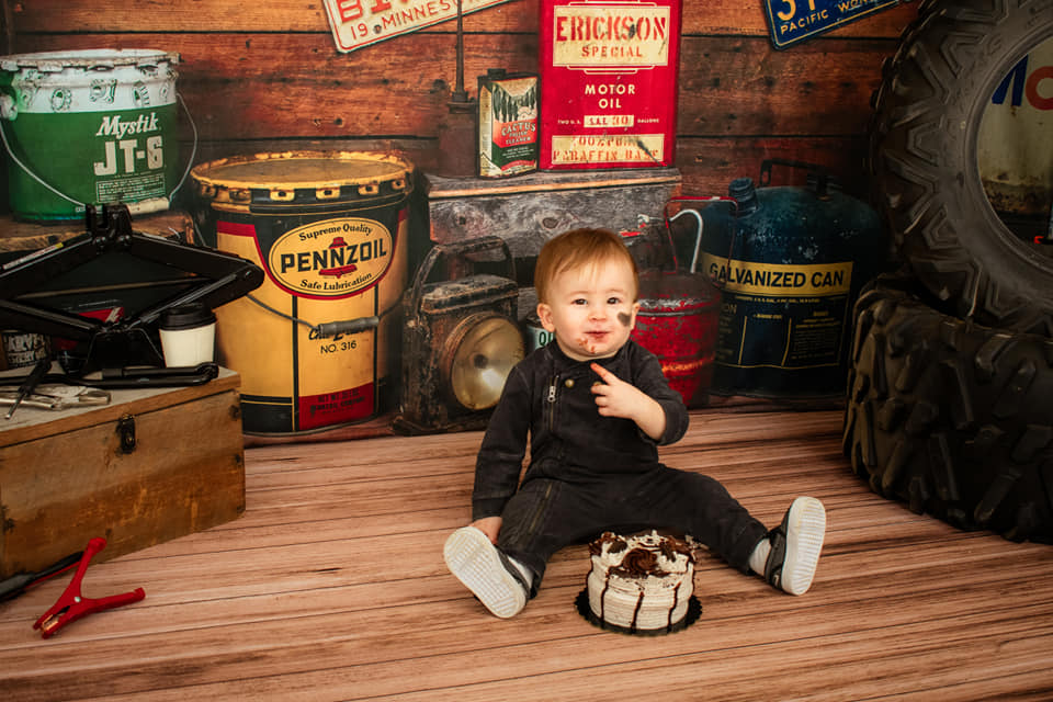 Kate Garage Enfant Fête des Pères Toile de fond conçu par Arica Kirby - Kate Backdrop FR