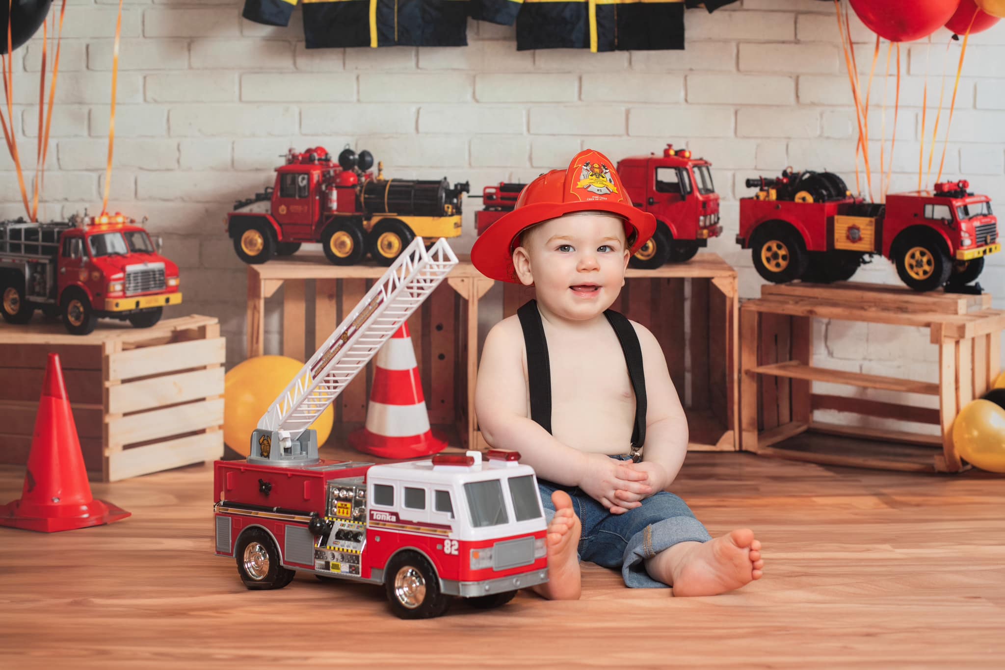 Kate Anniversaire Pompiers Voiture-jouet Uniforme Toile de fond conçue par GQ - Kate Backdrop FR
