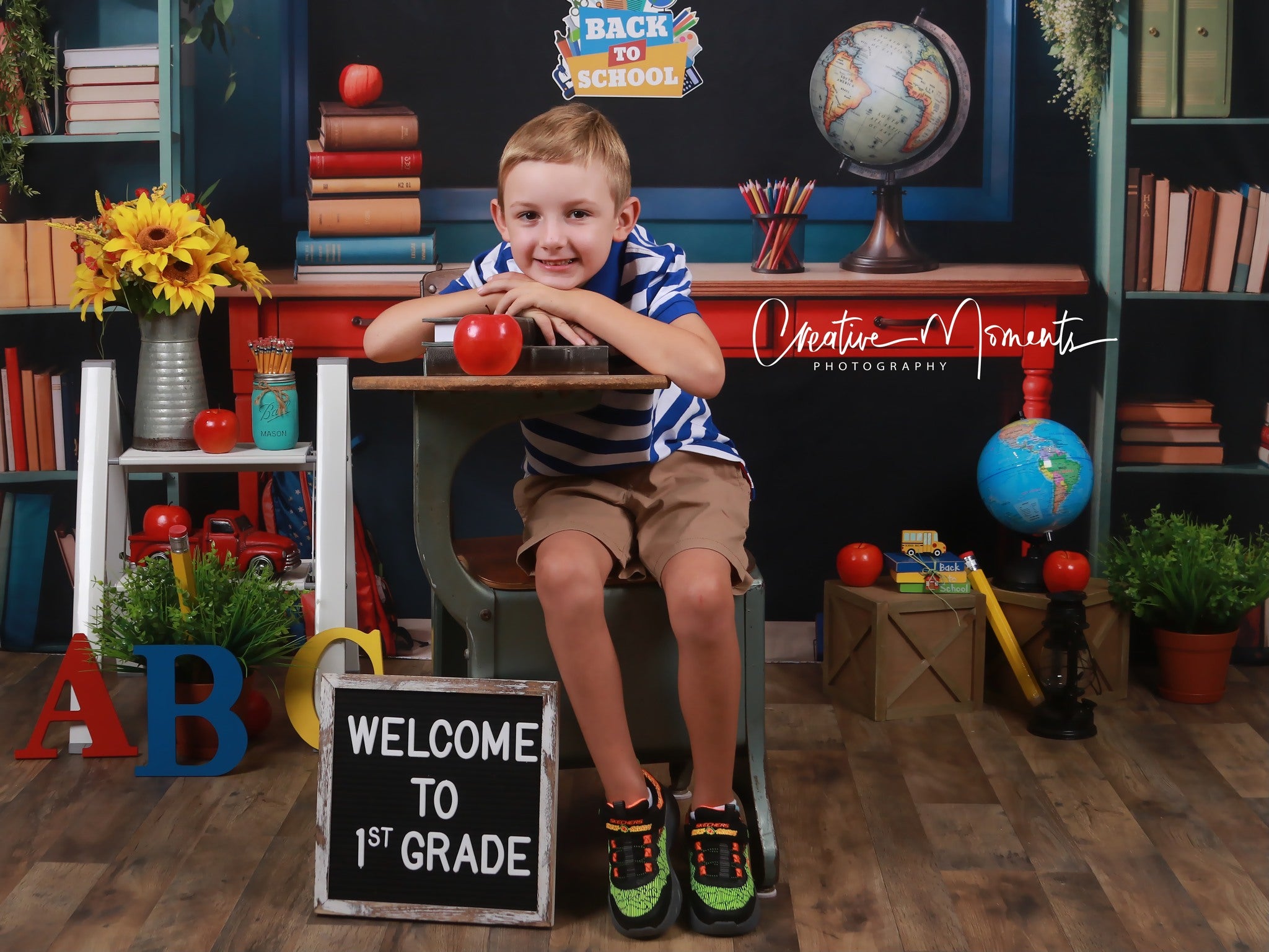 Offres Éclair-Kate Retour à l'école Livres Bureau Tableau noir Toile de fond conçue par Emetselch - Kate Backdrop FR