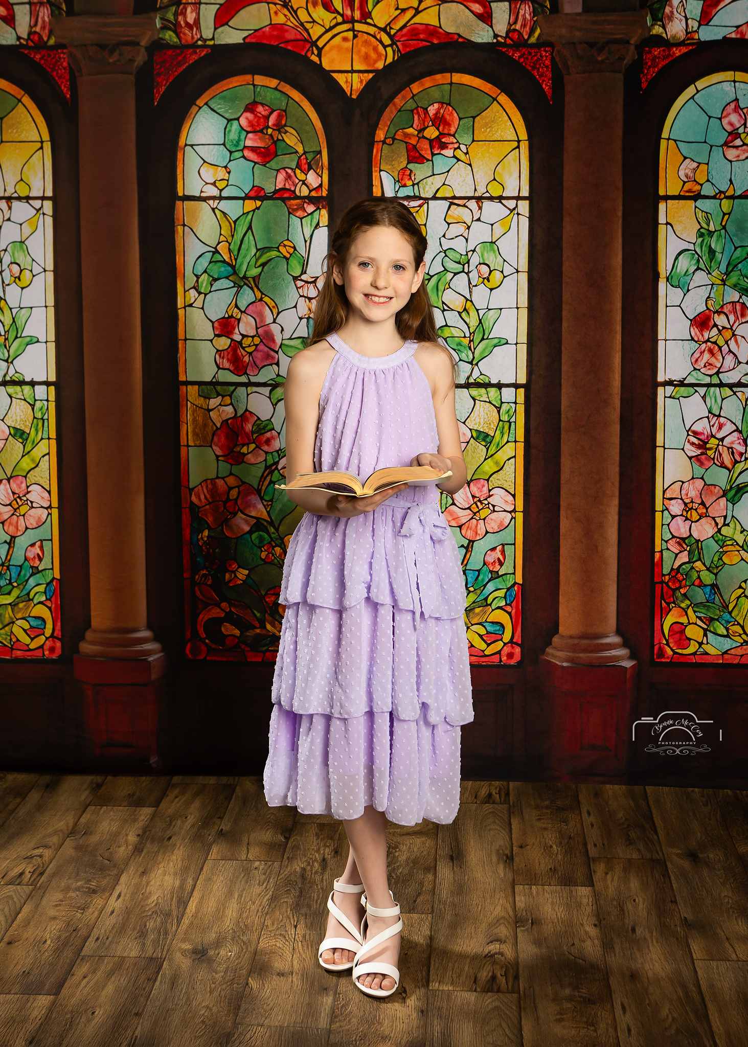 Kate Arche Église Vintage Vitrail Floral Toile de fond conçue par Emetselch - Kate Backdrop FR