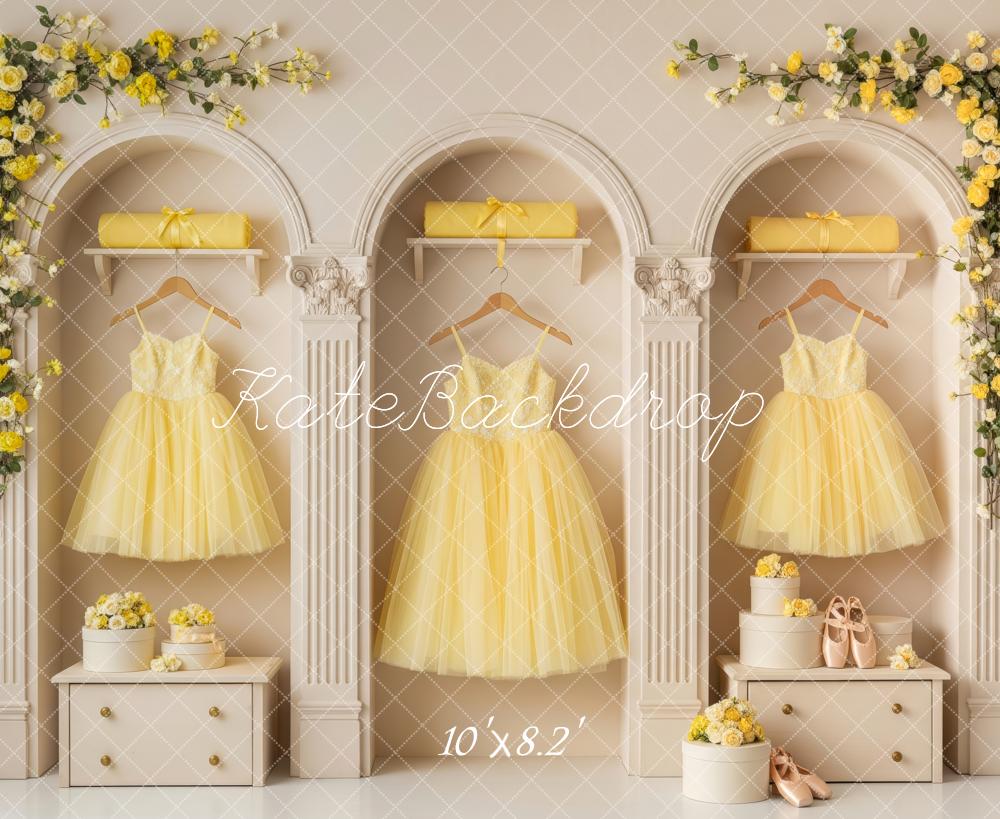 Kate Arches Robes Jaunes Fleurs Toile de fond en Polar conçue par Patty Roberts