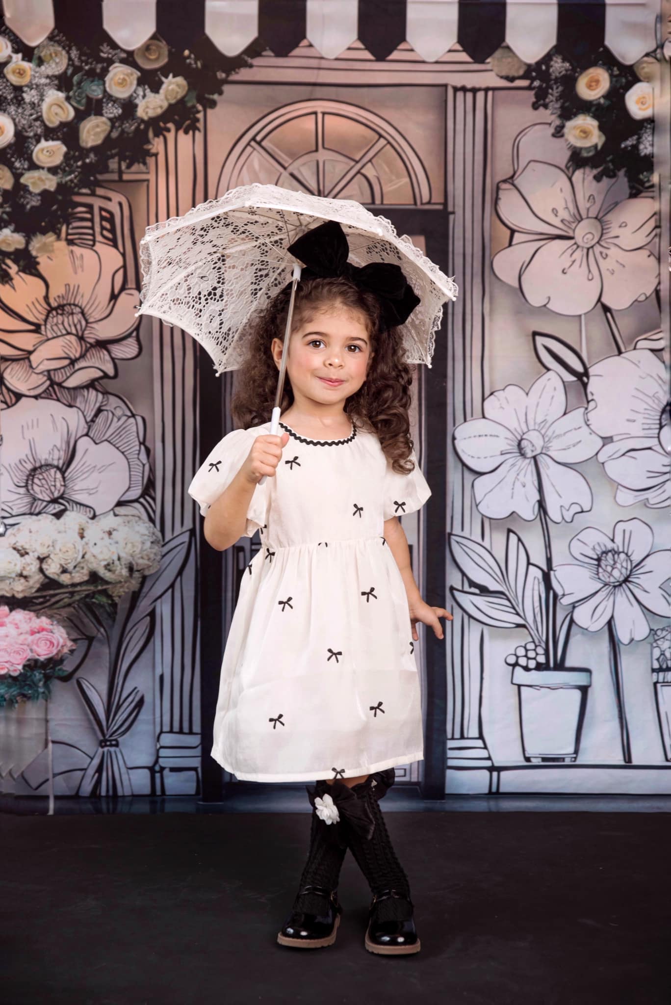 Kate Noir Blanc Fleur 2D Boutique Vintage Toile de fond conçue par Mini MakeBelieve - Kate Backdrop FR