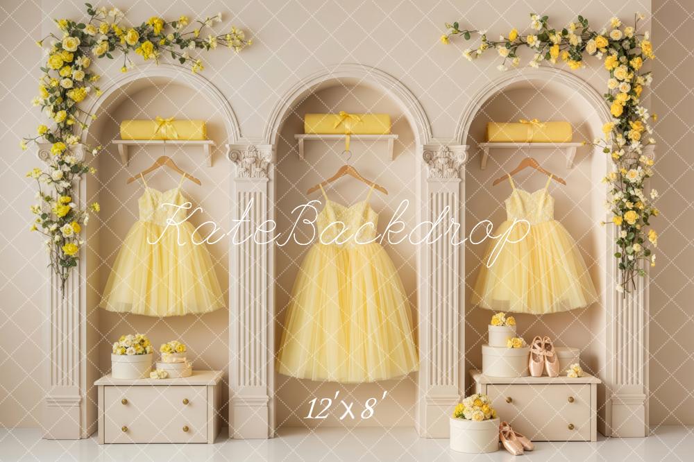 Kate Robes Jaunes Arche Fleurs Toile de fond conçue par Patty Roberts