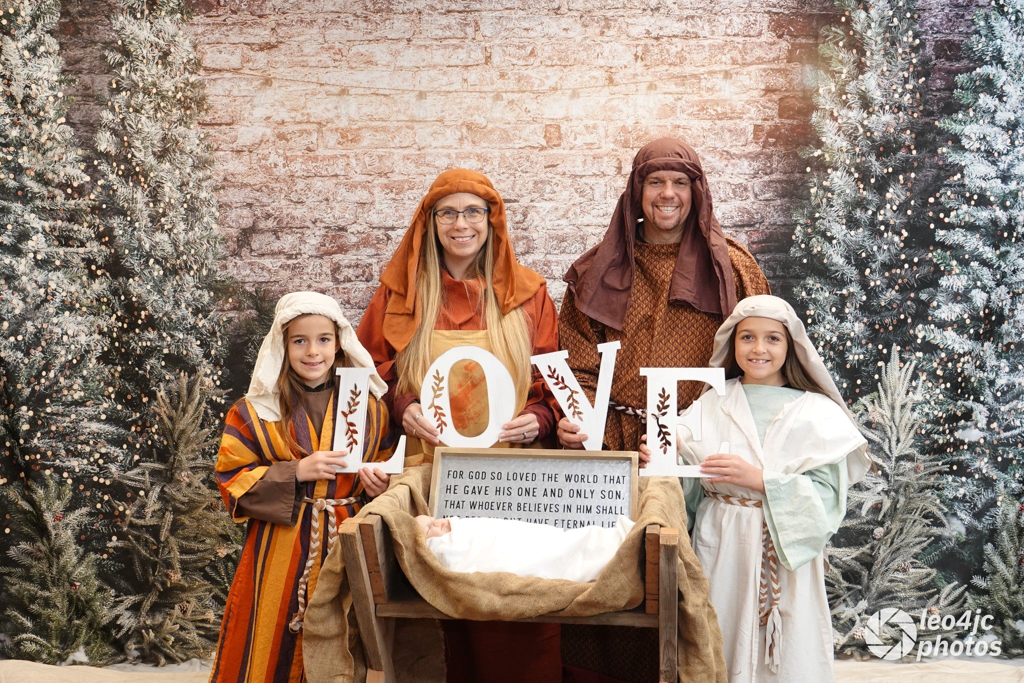 Kate Noël Extérieur Clôture Arbres Lumières Toile de fond conçue par Abbas Studio - Kate Backdrop FR