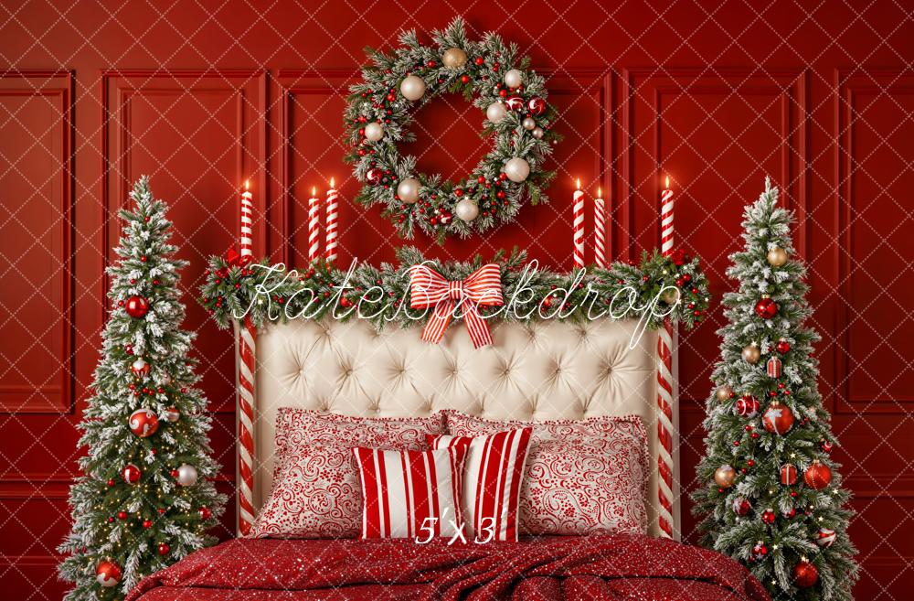 Kate Noël Rouge Lit Sapins Couronne Toile de fond conçue par Emetselch - Kate Backdrop FR