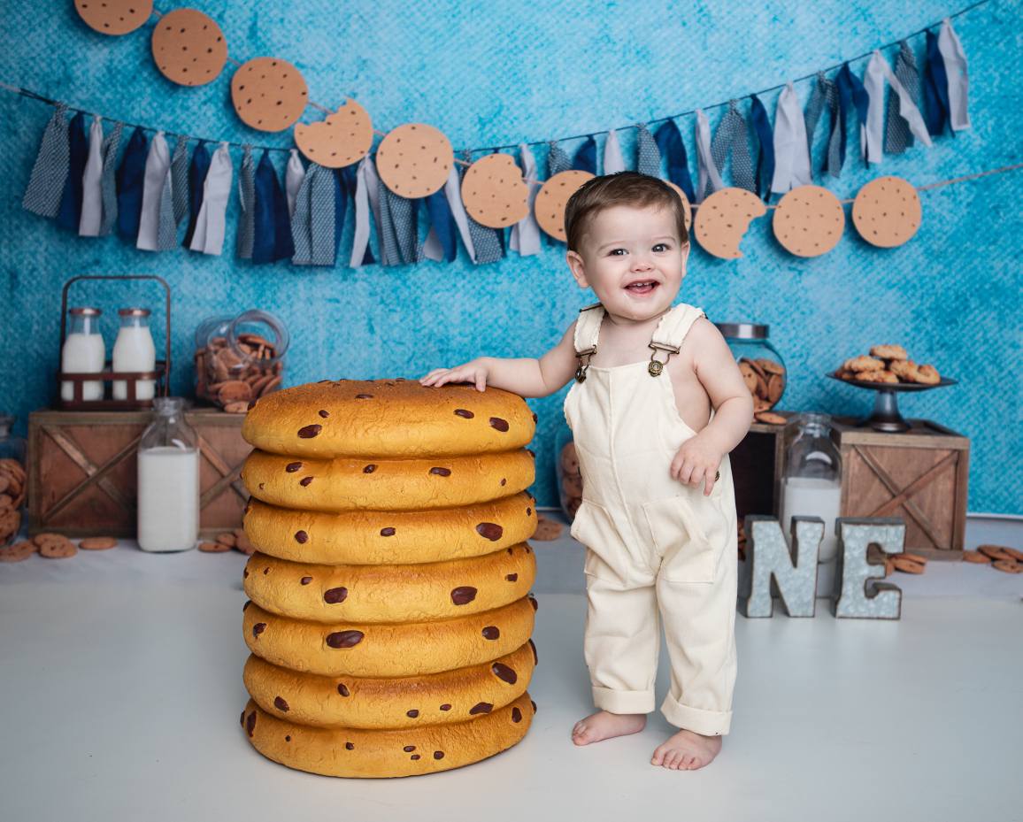 Kate Mur Bleu Biscuits Lait Anniversaire Enfant Toile de fond conçu par Melissa King