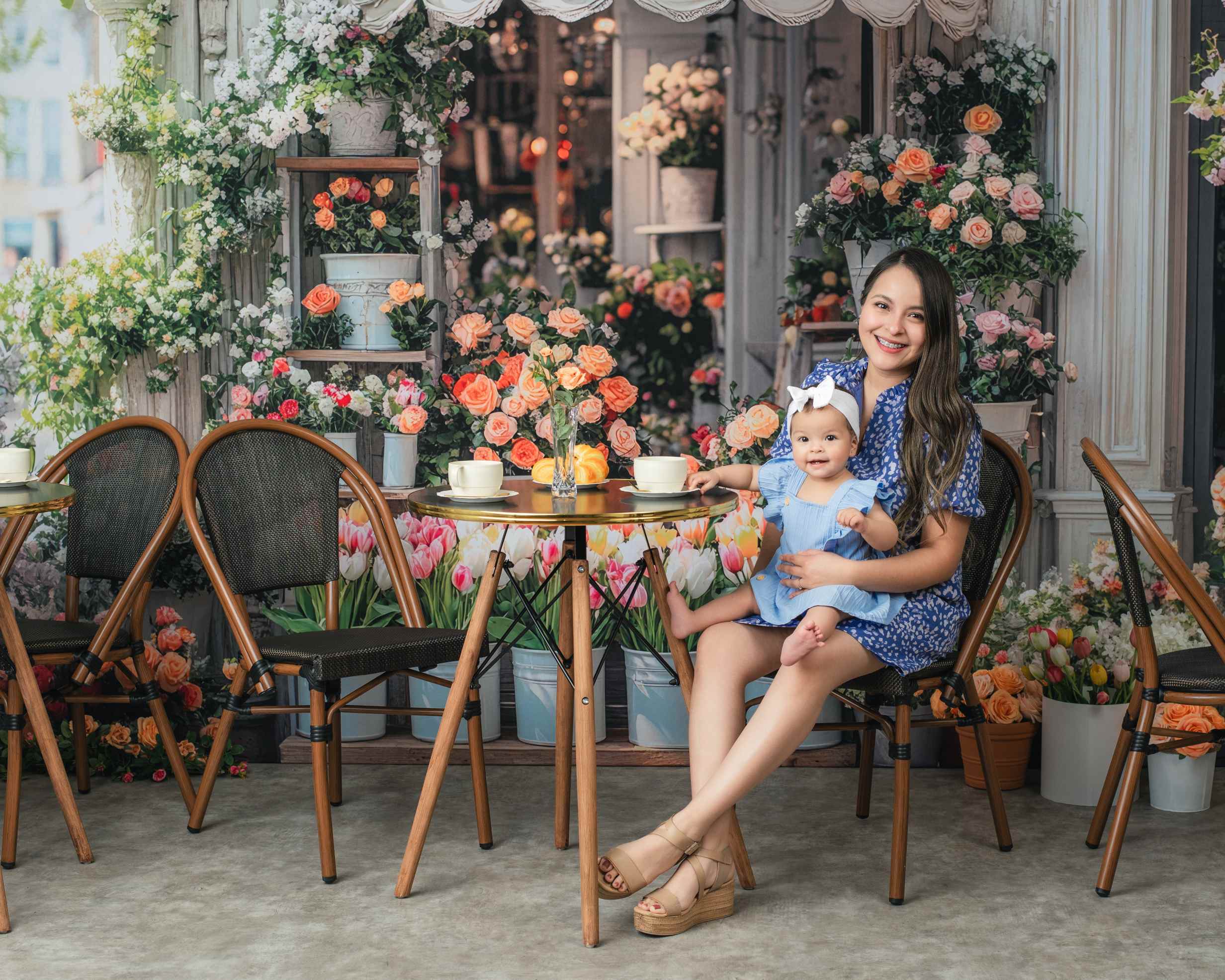 Kate Printemps Boutique de Fleurs Extérieur Toile de fond conçue par Mini MakeBelieve - Kate Backdrop FR