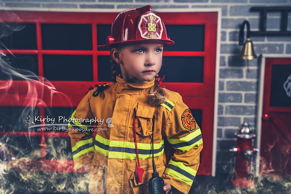 Kate Mur de briques Caserne de pompiers Toile de fond conçue par Arica Kirby - Kate Backdrop FR