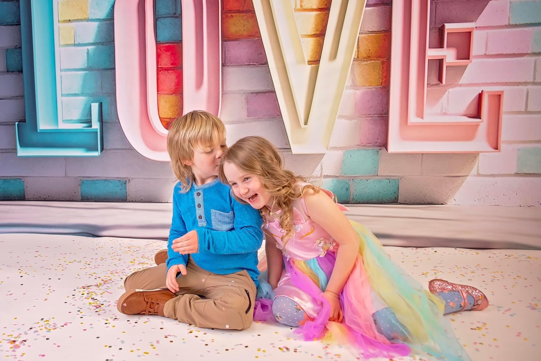 Kate Pastel Métal Lettres d'amour Mur de briques Toile de fond conçue par Mini MakeBelieve - Kate Backdrop FR