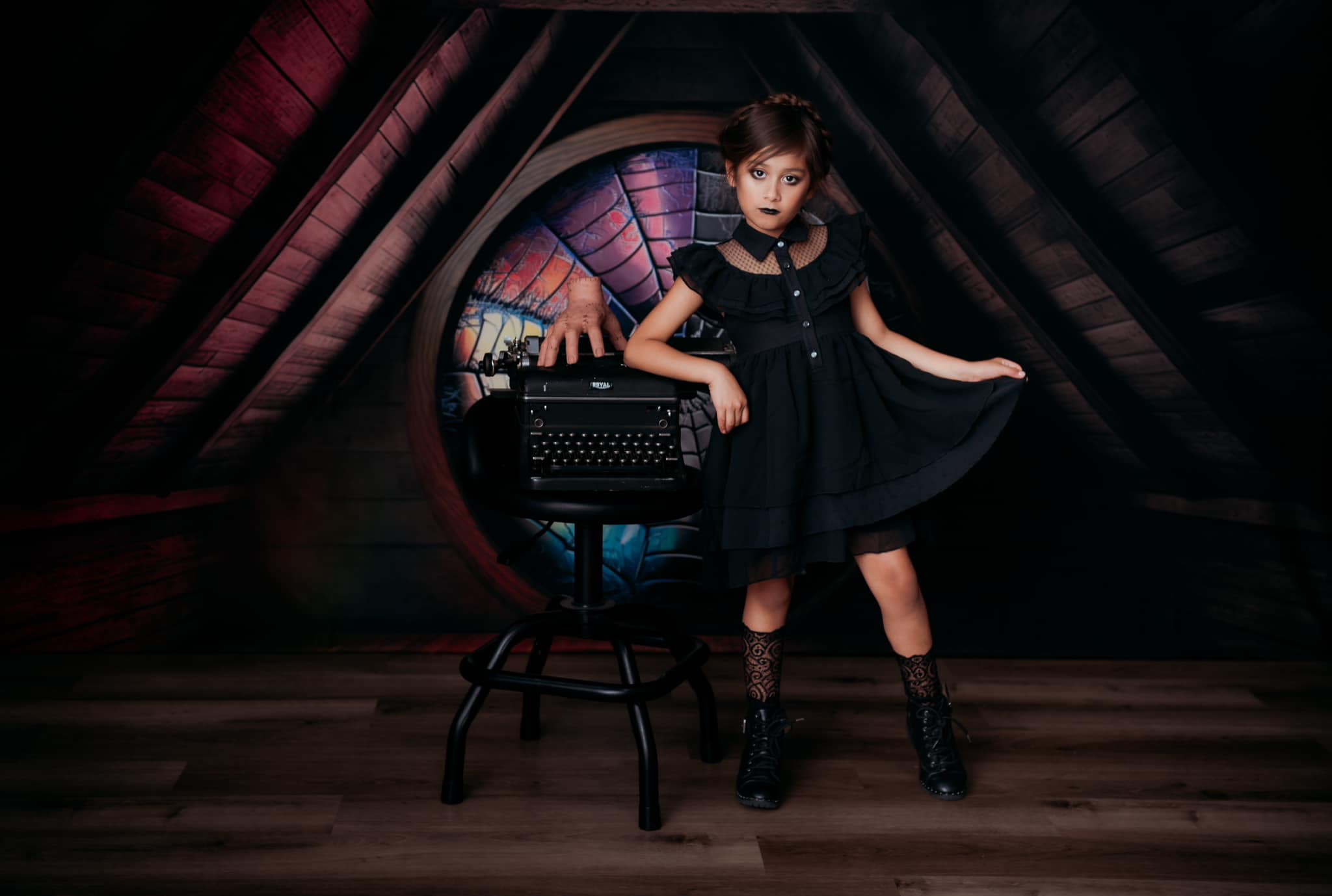 Kate Halloween Grenier Toile d'araignée Fenêtre Toile de fond conçue par Mini MakeBelieve - Kate Backdrop FR