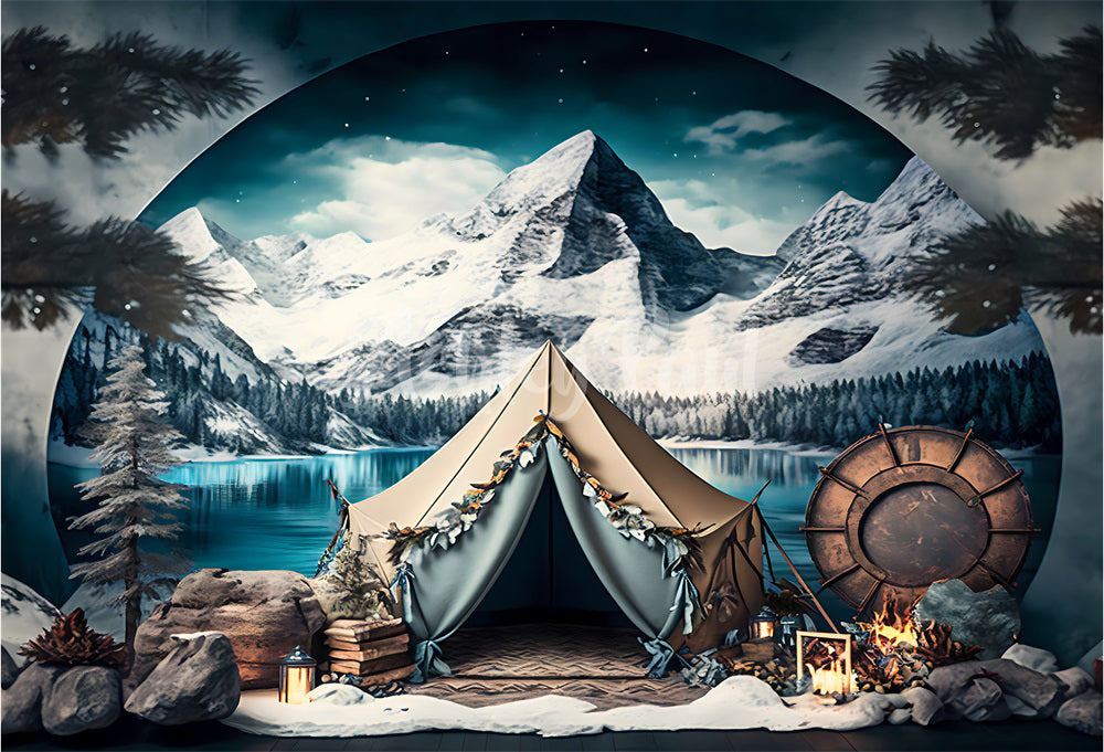 Kate Hiver Camping Montagne Neige Toile de fond conçu par Ashley Paul - Kate Backdrop FR