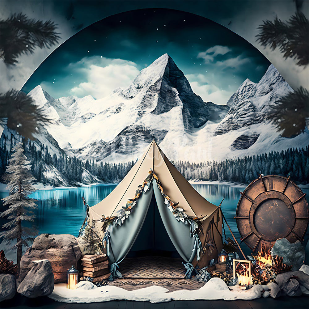 Kate Hiver Camping Montagne Neige Toile de fond conçu par Ashley Paul - Kate Backdrop FR