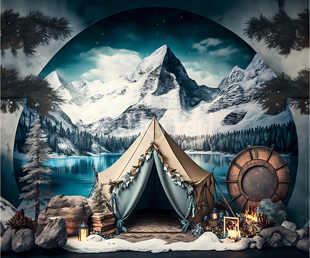 Kate Hiver Camping Montagne Neige Toile de fond conçu par Ashley Paul - Kate Backdrop FR