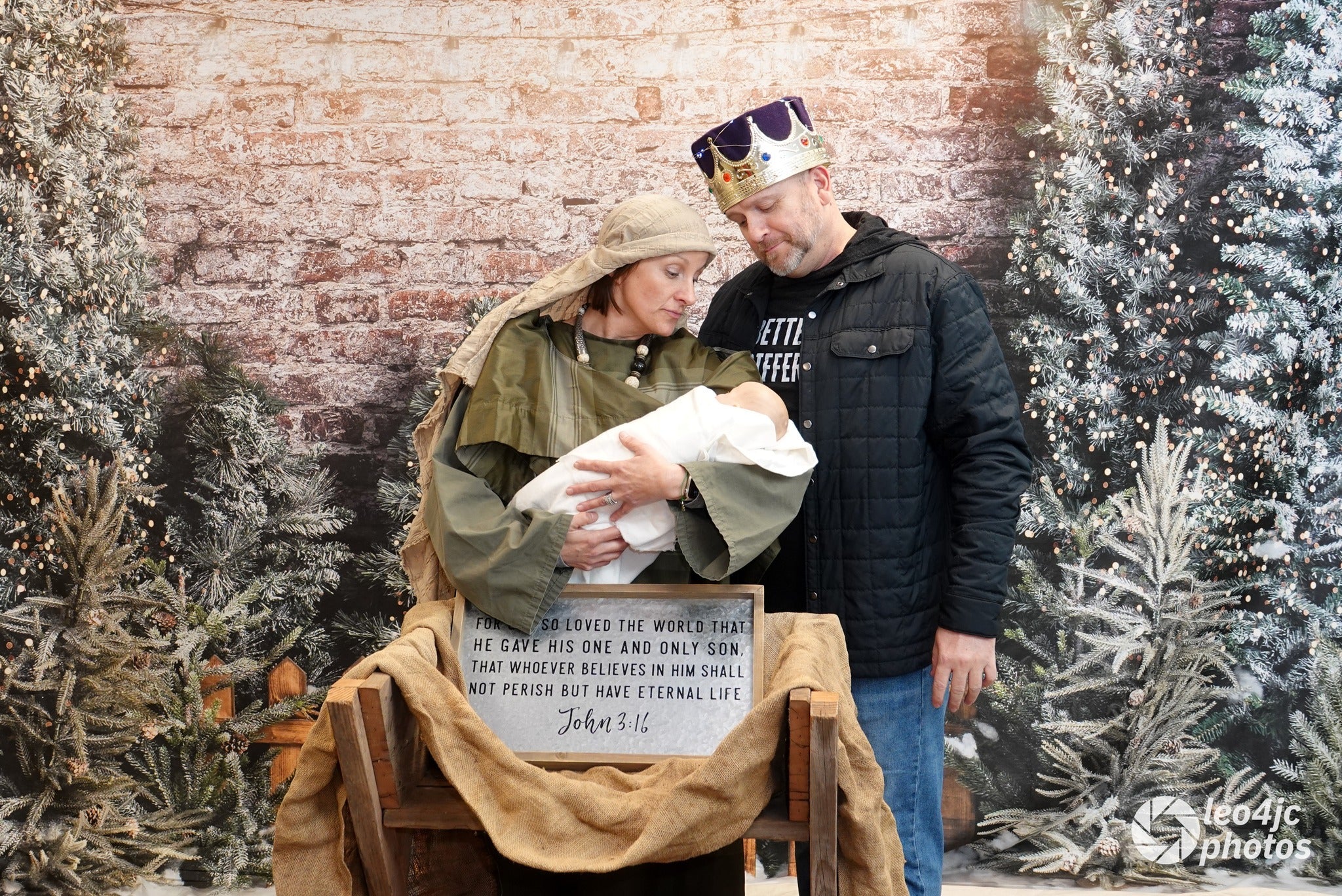 Kate Noël Extérieur Clôture Arbres Lumières Toile de fond conçue par Abbas Studio - Kate Backdrop FR