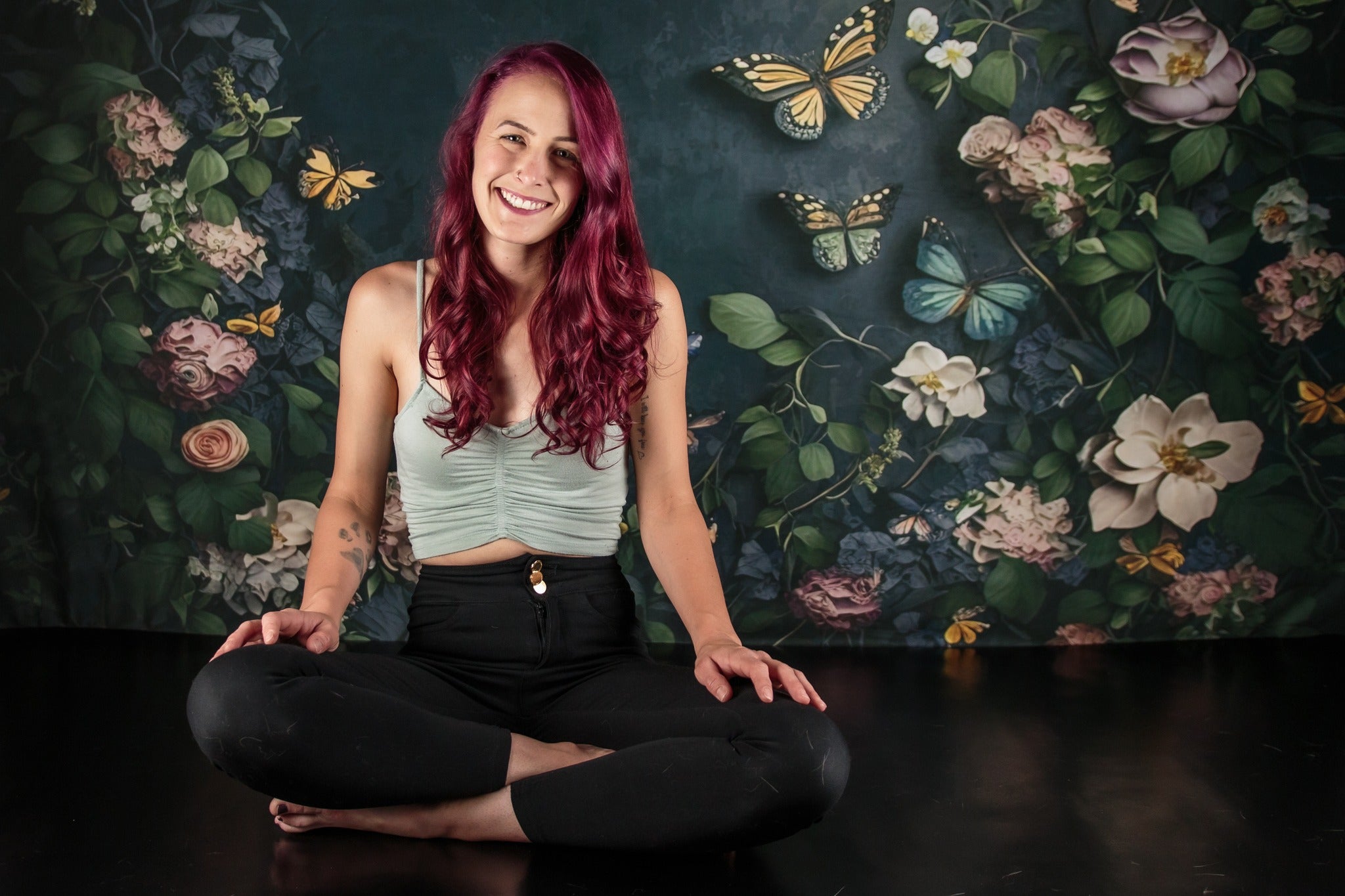 Kate Gris foncé Floral Papillons Toile de fond conçu par Angela Marie Photographie - Kate Backdrop FR