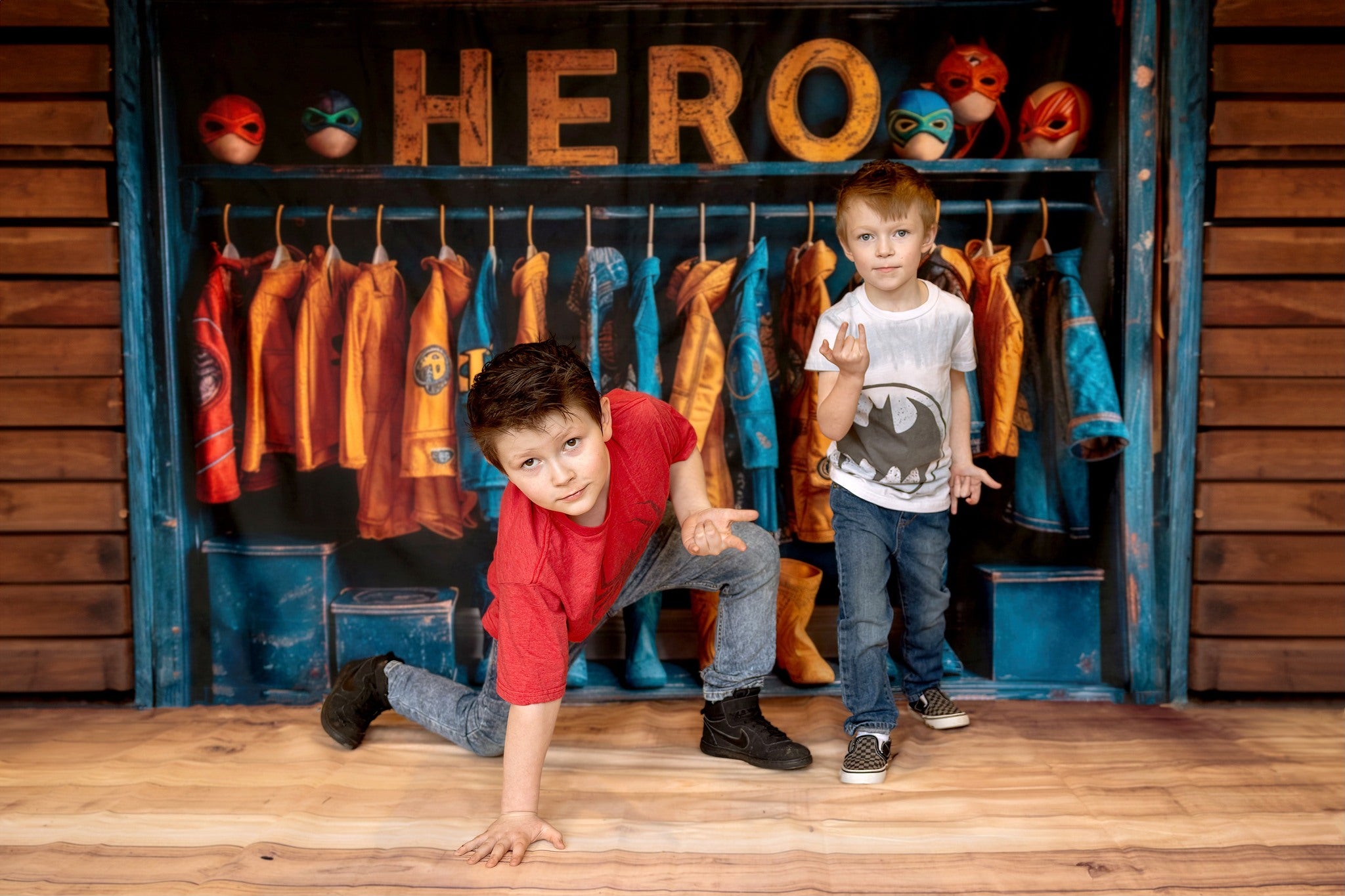 Kate Héros Placard Bleu Jaune Enfant Toile de fond conçue par Mini MakeBelieve - Kate Backdrop FR