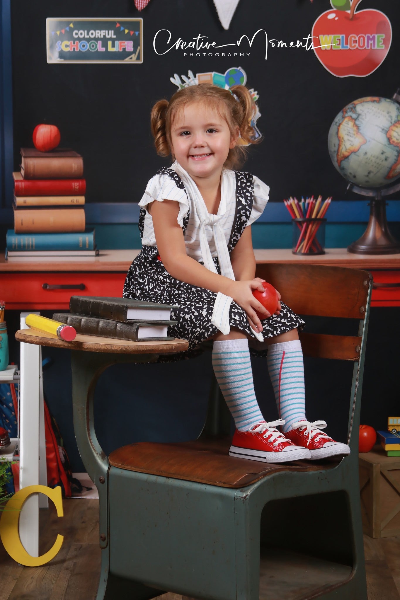 Offres Éclair-Kate Retour à l'école Livres Bureau Tableau noir Toile de fond conçue par Emetselch - Kate Backdrop FR