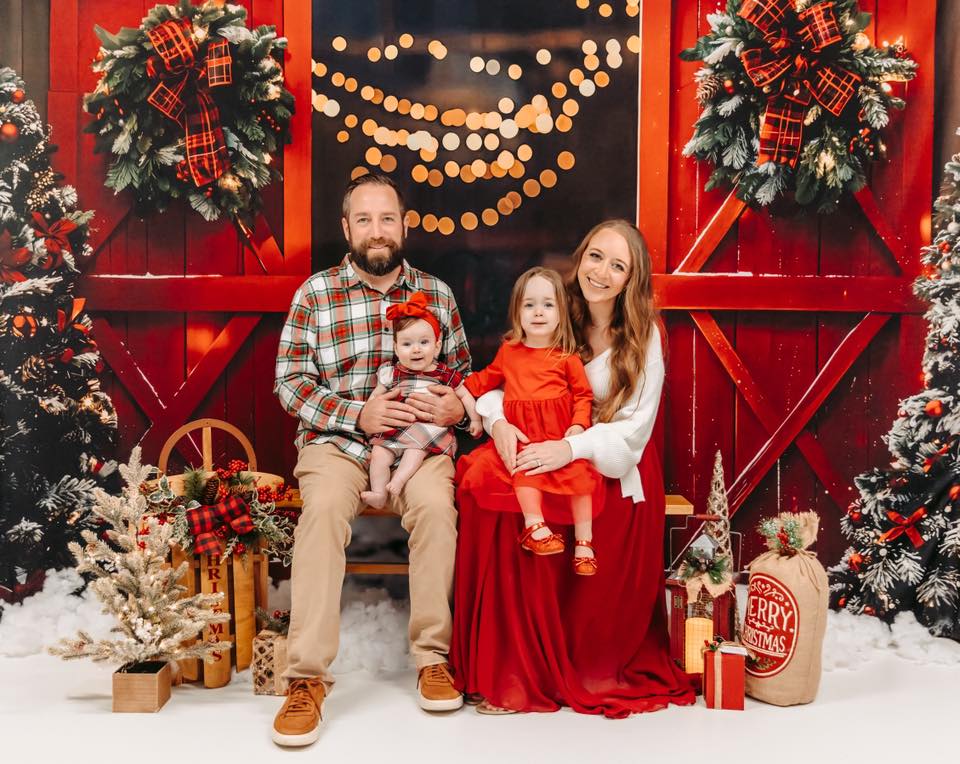 Kate Noël Nuit Rouge Porte de grange Neige Toile de fond conçue par Emetselch - Kate Backdrop FR